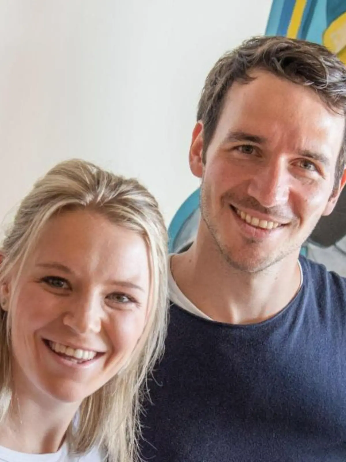 Miriam und Felix Neureuther lachen zusammen in die Kamera.