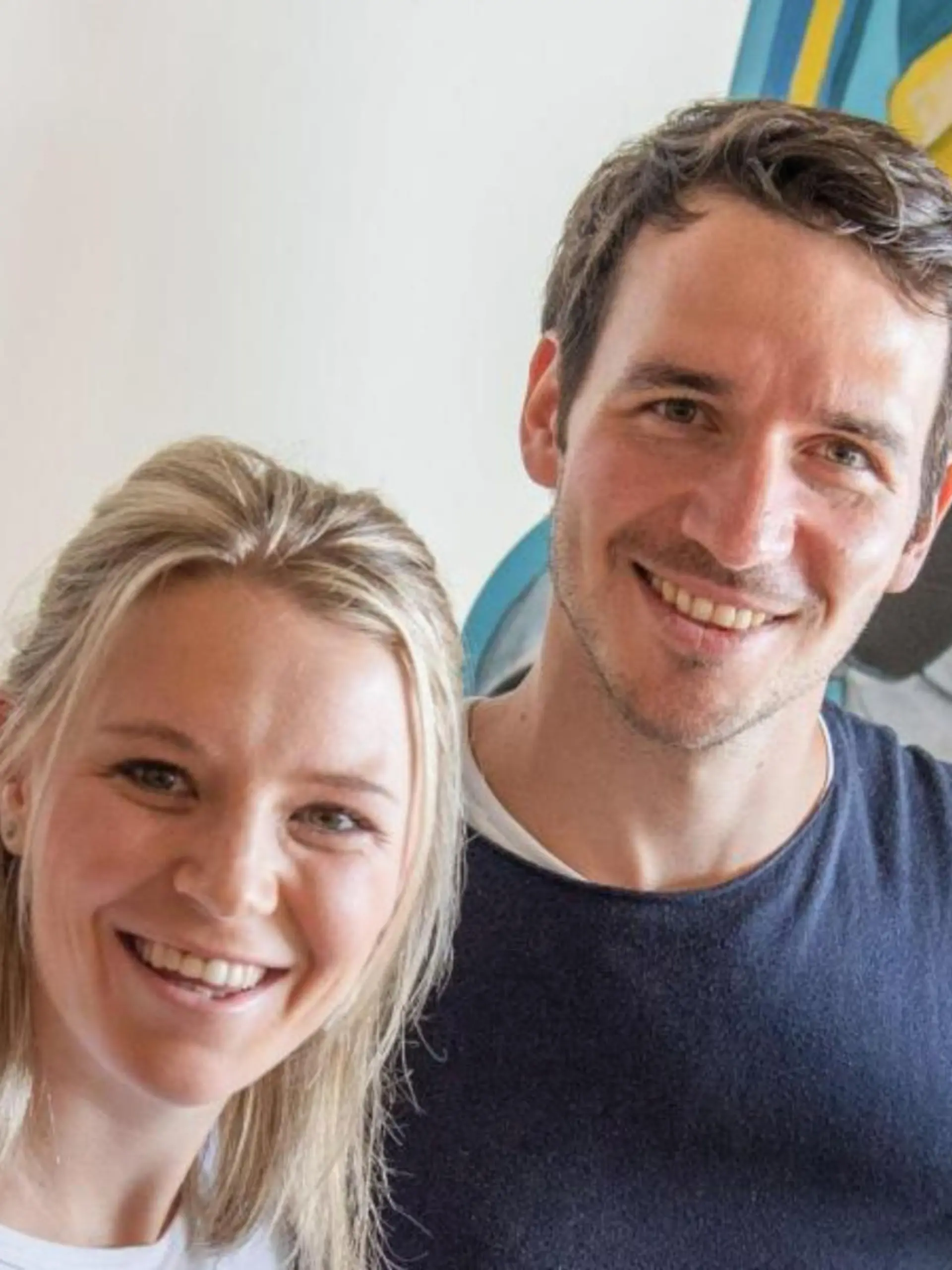 Miriam und Felix Neureuther lachen zusammen in die Kamera.