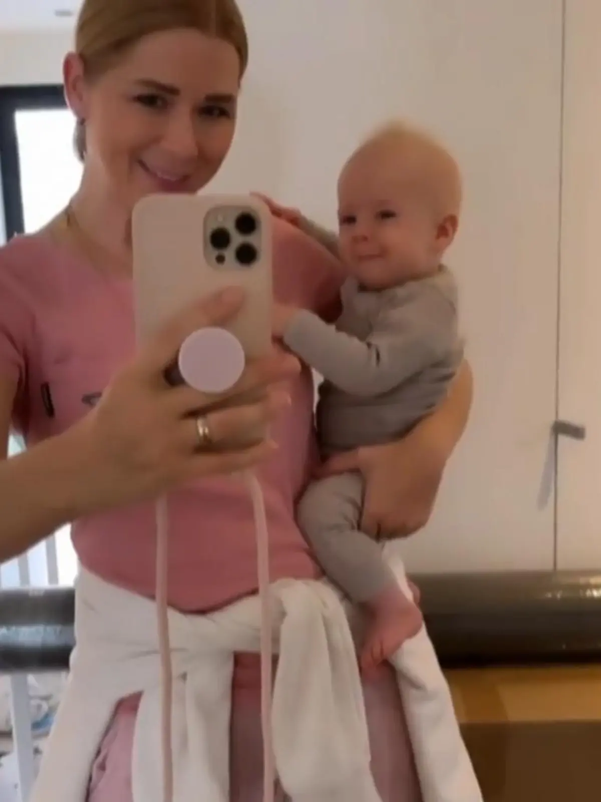 Bild zu: "Tanja Szewczenkos Sohn sagt "Mama""