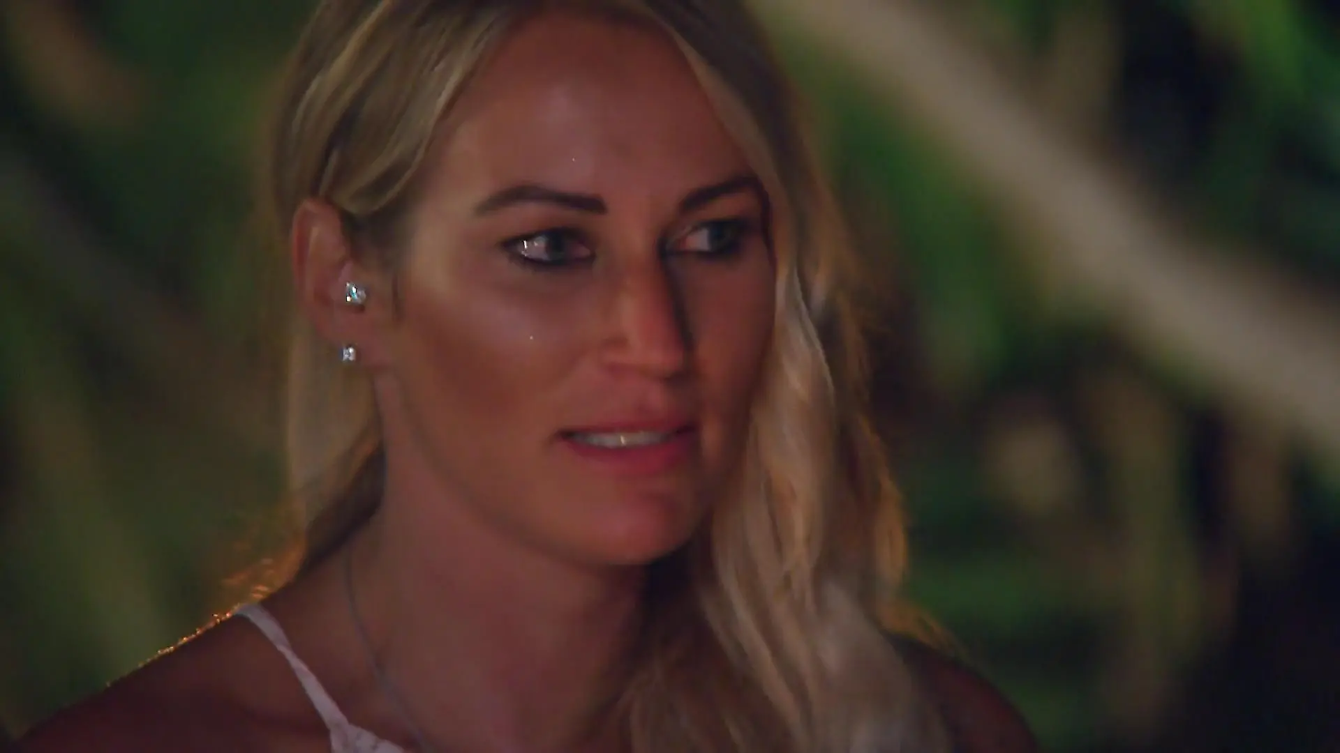 Pia ist schockiert: "Das sind richtige Nutten" Das 1. Lagerfeuer auf "Temptation Island"