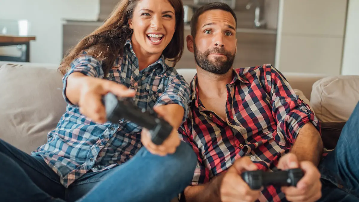 Frau und Mann spielen Playstation