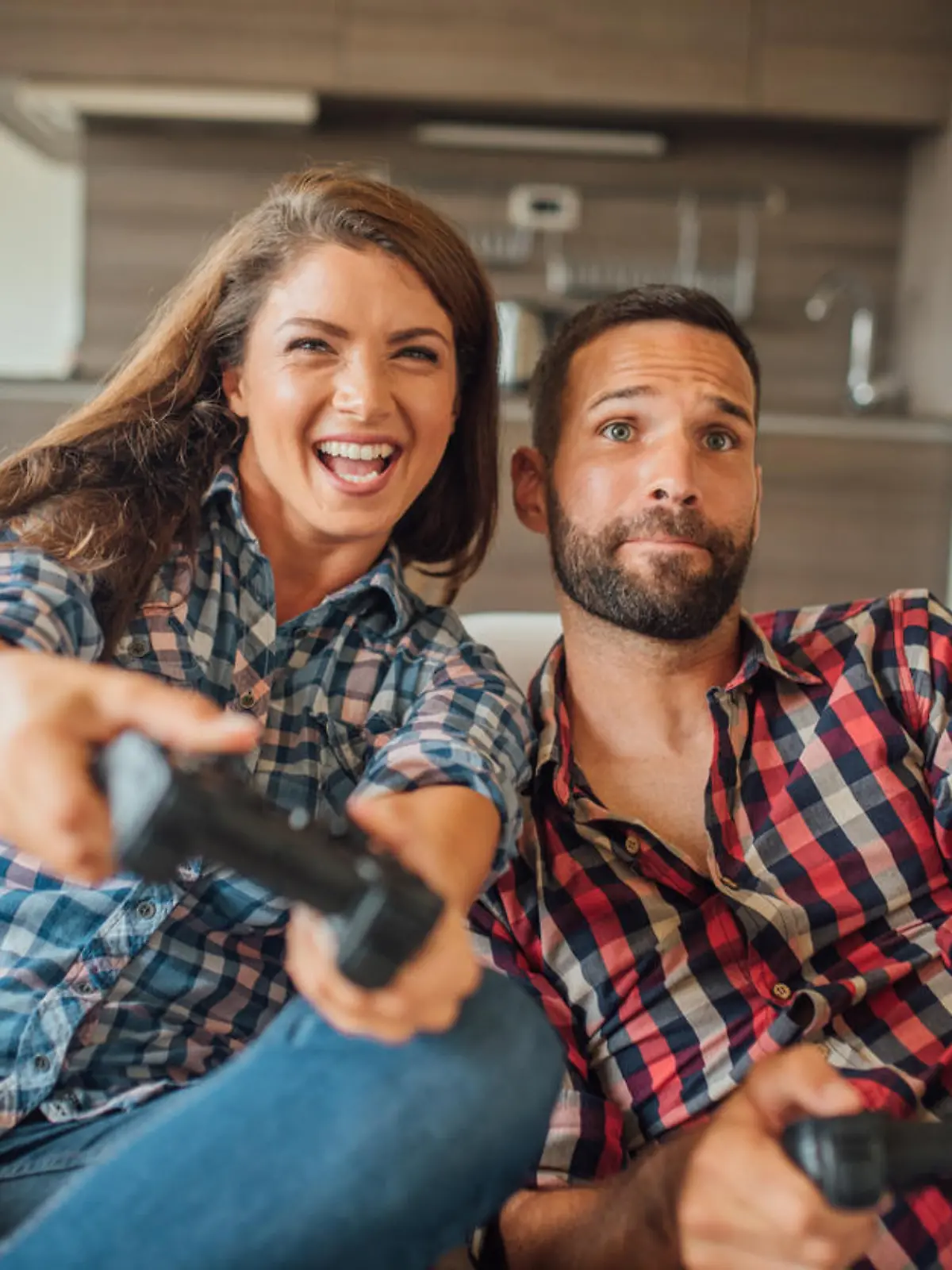 Frau und Mann spielen Playstation