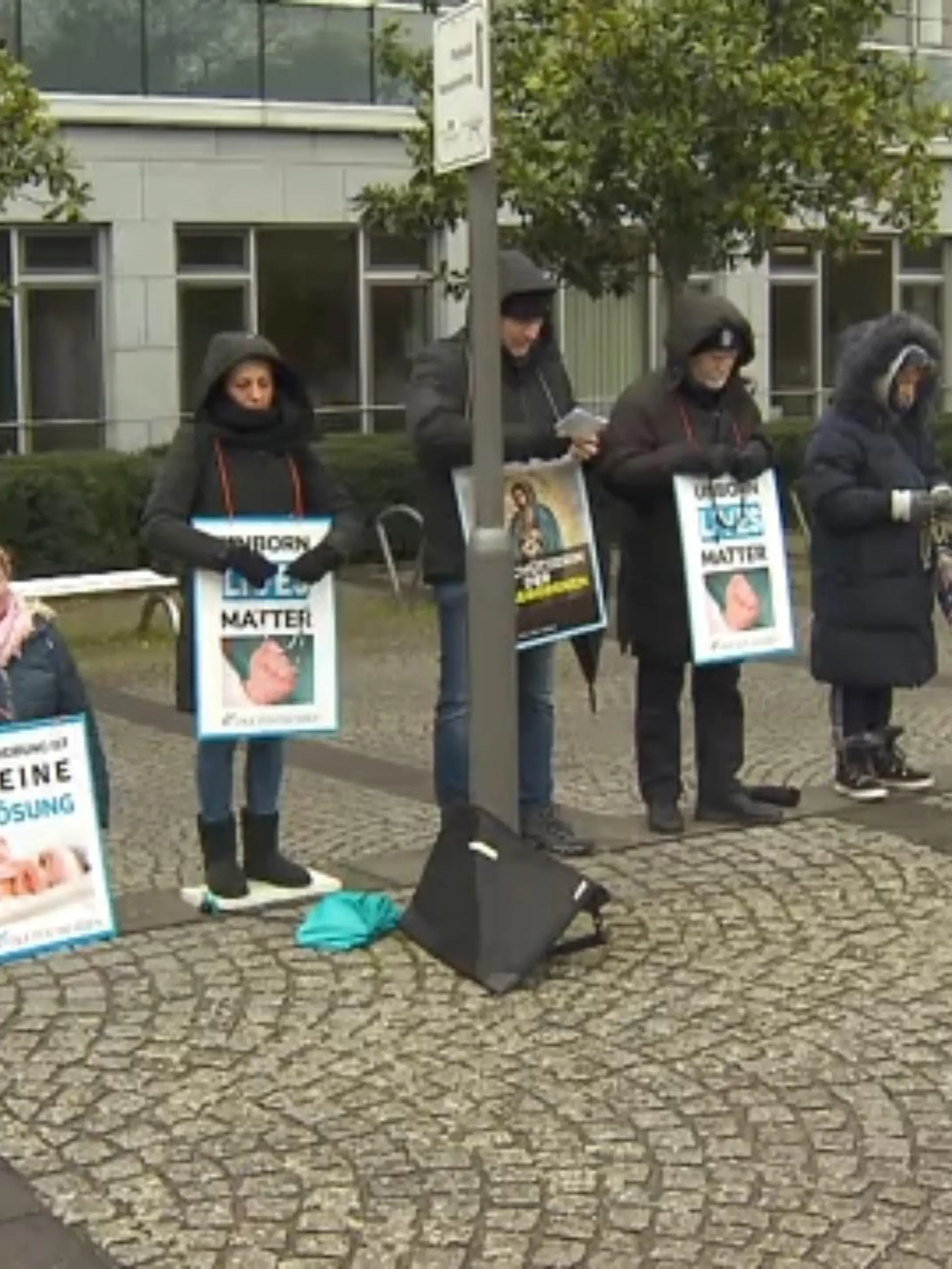 Sie stehen stundenlang da, sprechen Gebete und halten Plakate mit der Aufschrift „Wir beten für dich“ in den Händen. Während der Fastenzeit versammelt sich die Gruppe „40 Tage für das Leben“ vor der Frankfurter Beratungsstelle von „pro familia“. Ihr Anliegen ist deutlich – auch ohne Worte: Sie sind gegen Abtreibung. Und an ihnen müssen die Frauen, die für eine Beratung über einen Abbruch zu „pro familia“ kommen, erstmal vorbei. Autorin Jeanne Diesteldorf hat selbst abgetrieben und kann sich gut in die Frauen hineinversetzen: „Ich stelle mir das vor wie einen Spießrutenlauf.“ Warum Jeanne ihr Schweigen gebrochen hat, zeigen wir im Video!
