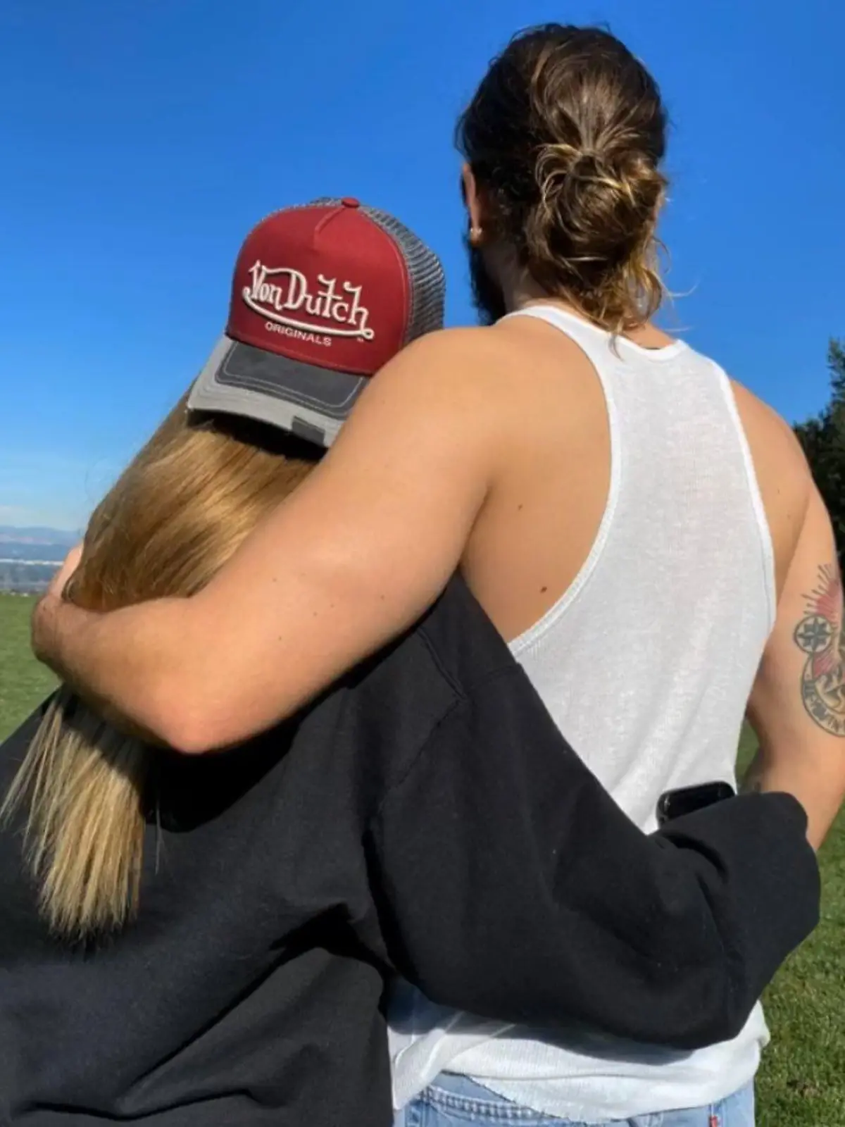 Leni Klum und Tom Kaulitz Arm in Arm.