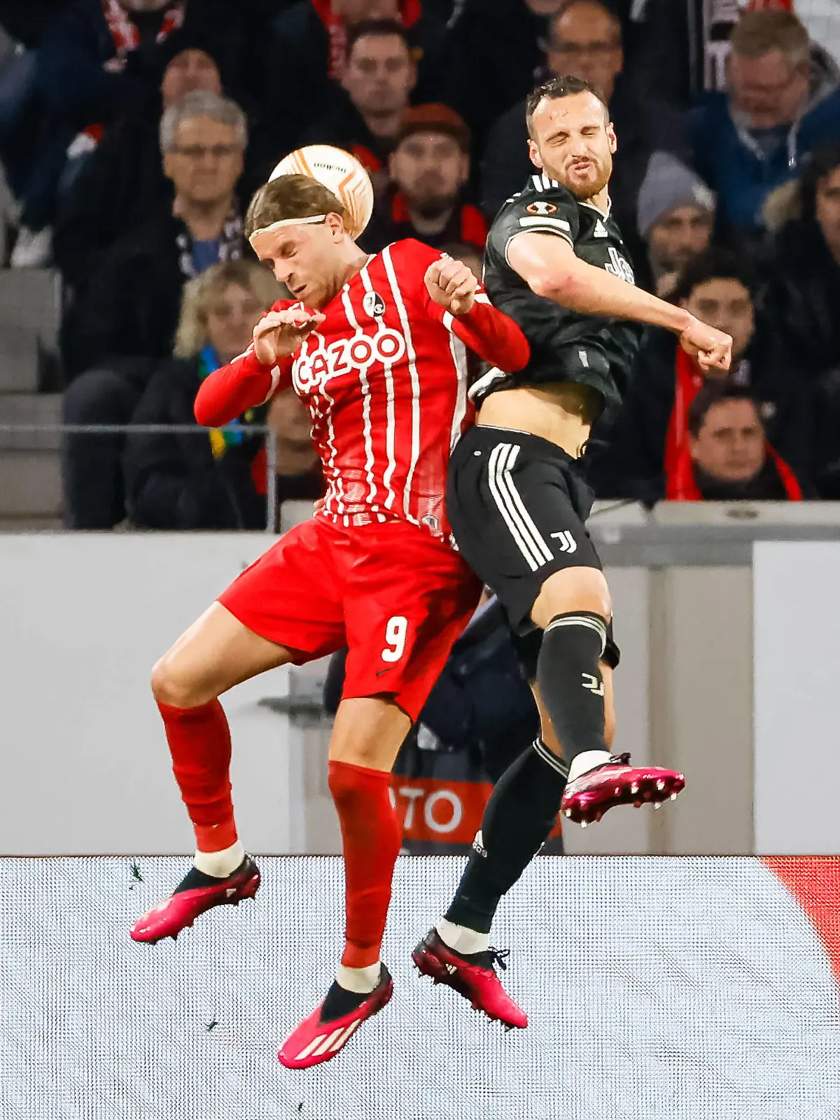 Lucas Hoeler SC Freiburg, 09 und Federico Gatti Juventus Turin, 15 beim Kopfballduell , GER, SC Freiburg vs. Juventus Turin, Fussball, UEFA Europa League, Achtelfinale, 16.03.2023 GER, SC Freiburg vs. Juventus Turin, Fussball, UEFA Europa League, Achtelfinale, 16.03.2023 Freiburg im Breisgau *** Lucas Hoeler SC Freiburg, 09 and Federico Gatti Juventus Turin, 15 in header duel , GER, SC Freiburg vs Juventus Turin, soccer, UEFA Europa League, round of 16, 16 03 2023 GER, SC Freiburg vs Juventus Turin, soccer, UEFA Europa League, round of 16, 16 03 2023 Freiburg im Breisgau, Germany Copyright: xEibner-Pressefoto/GrantxHubbsx EP_GHS