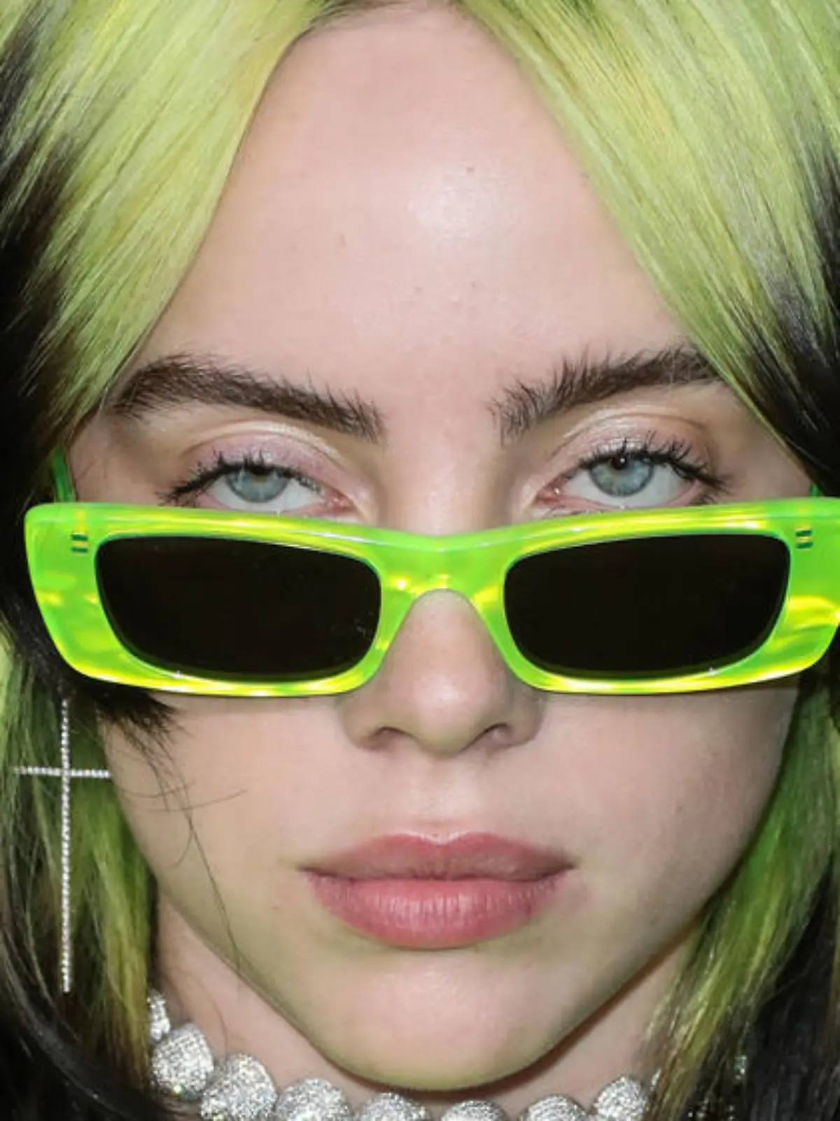 Billie Eilish zeigt sich erstmals ohne ihre Baggy-Klamotten