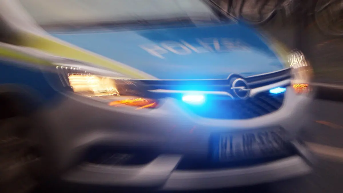 Einsatzwagen der Polizei mit eingeschaltetem Blaulicht bei einem Einsatz am Rossmarkt in der Innenstadt Frankfurt, Hessen, Deutschland *** Police patrol car with blue light switched on during an operation at the Rossmarkt in the city centre of Frankfurt Hesse Germany  