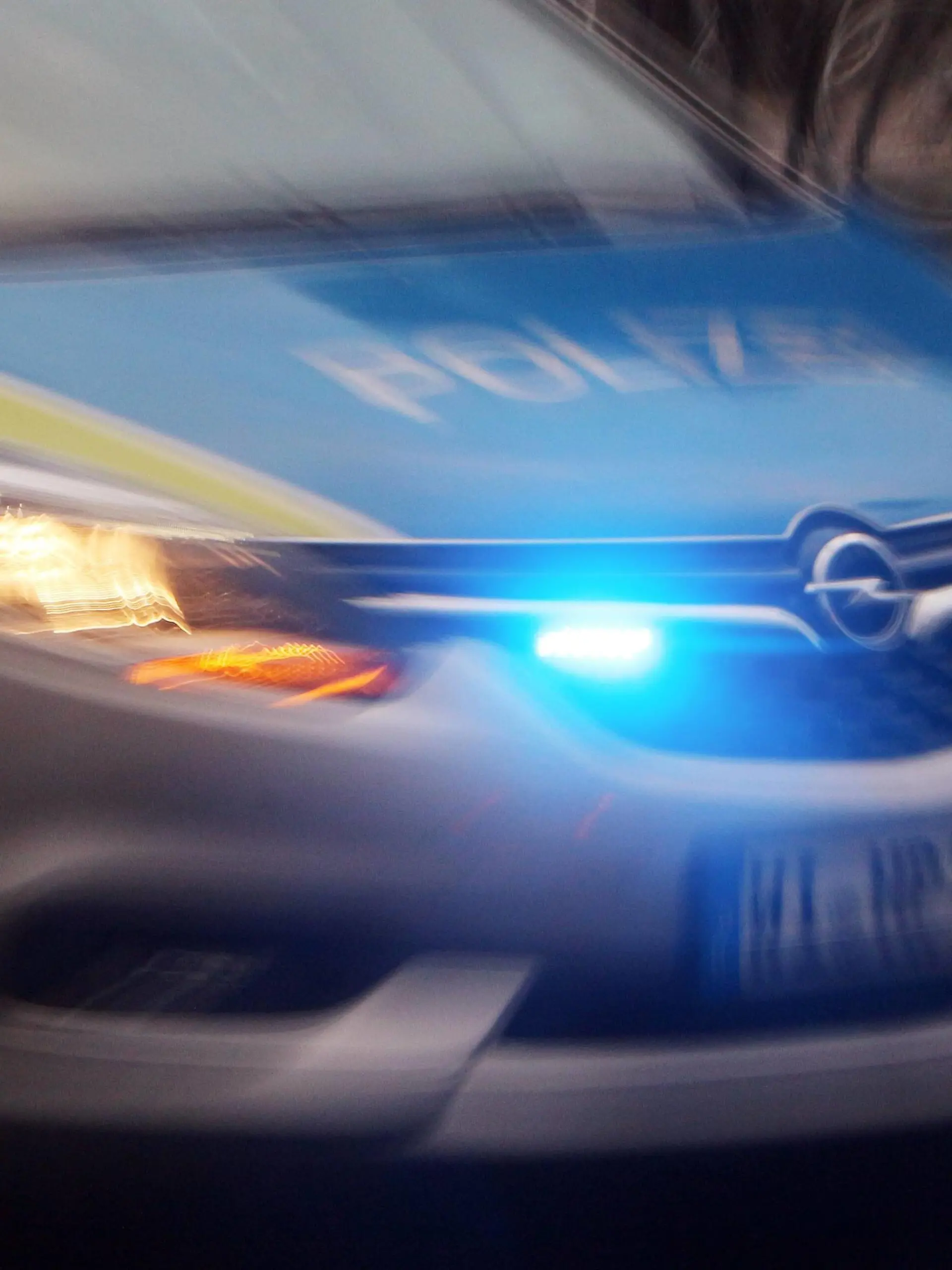 Einsatzwagen der Polizei mit eingeschaltetem Blaulicht bei einem Einsatz am Rossmarkt in der Innenstadt Frankfurt, Hessen, Deutschland *** Police patrol car with blue light switched on during an operation at the Rossmarkt in the city centre of Frankfurt Hesse Germany  