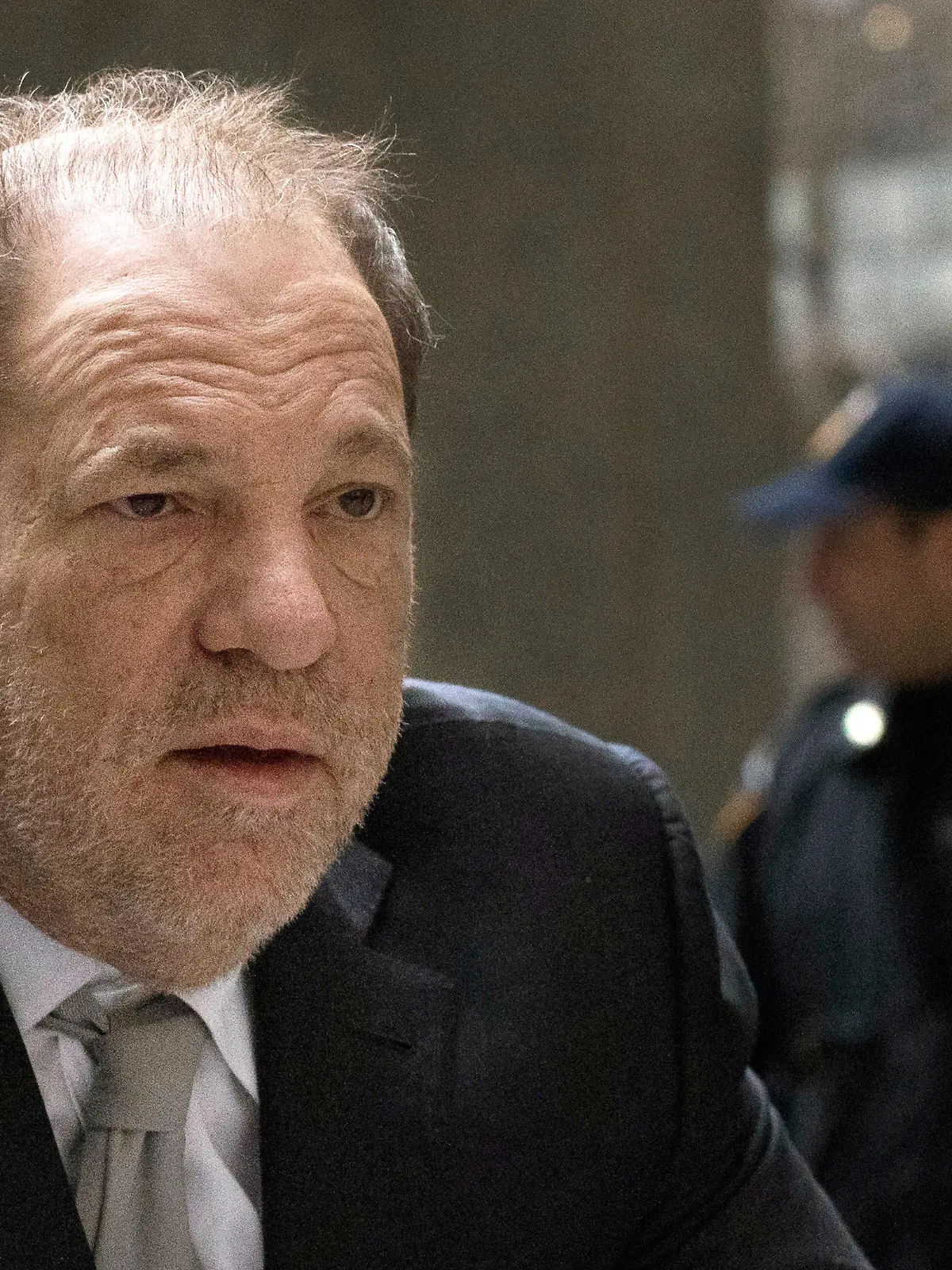 ARCHIV - 13.01.2020, USA, New York: Harvey Weinstein, ehemaliger Filmproduzent aus den USA, kommt in einem Gerichtsgebäude in Manhattan zur Auswahl der Geschworenen in seinem Prozess an. (zu dpa «Mit «Gefängnis-Berater» - Weinstein wird Strafmaß verkündet») Foto: Mark Lennihan/AP/dpa +++ dpa-Bildfunk +++