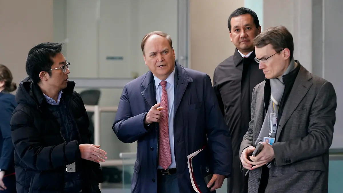 14.03.2023, USA, Washington: Anatoli Antonow, russischer Botschafter in den USA, spricht mit Journalisten nach einem Treffen mit der stellvertretenden Außenministerin für Europa Donfried im US-Außenministerium. Eine unbemannte US-Militärdrohne ist im internationalem Luftraum über dem Schwarzen Meer mit einem russischen Kampfjet zusammengestoßen. Foto: Patrick Semansky/AP +++ dpa-Bildfunk +++