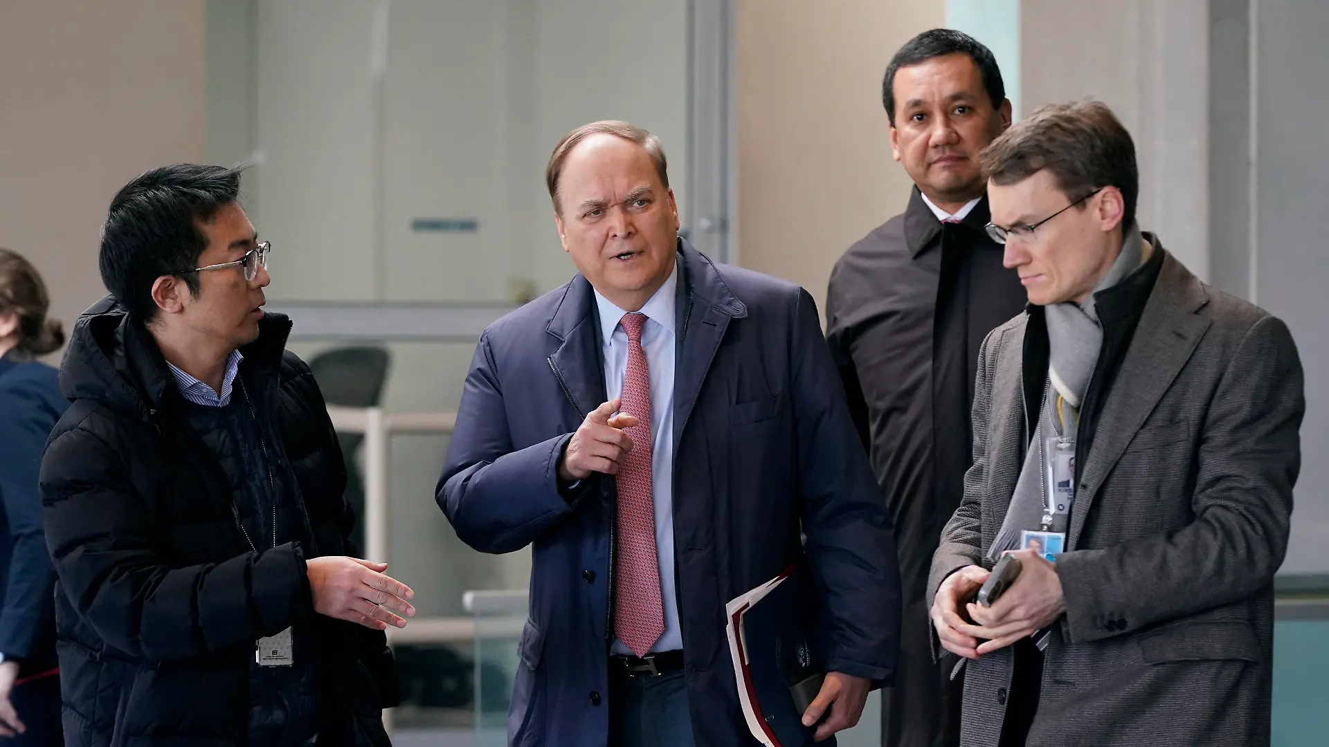 14.03.2023, USA, Washington: Anatoli Antonow, russischer Botschafter in den USA, spricht mit Journalisten nach einem Treffen mit der stellvertretenden Außenministerin für Europa Donfried im US-Außenministerium. Eine unbemannte US-Militärdrohne ist im internationalem Luftraum über dem Schwarzen Meer mit einem russischen Kampfjet zusammengestoßen. Foto: Patrick Semansky/AP +++ dpa-Bildfunk +++