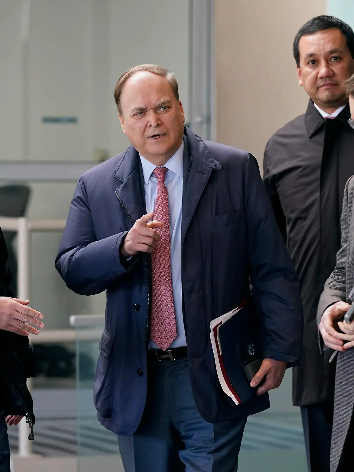 14.03.2023, USA, Washington: Anatoli Antonow, russischer Botschafter in den USA, spricht mit Journalisten nach einem Treffen mit der stellvertretenden Außenministerin für Europa Donfried im US-Außenministerium. Eine unbemannte US-Militärdrohne ist im internationalem Luftraum über dem Schwarzen Meer mit einem russischen Kampfjet zusammengestoßen. Foto: Patrick Semansky/AP +++ dpa-Bildfunk +++