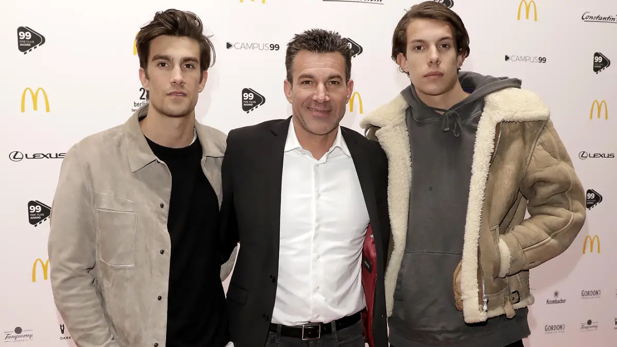 21.02.2018, Berlin: Berlinale, Preisverleihung "99Fire-Films-Award" : Carl-Uwe 'Charly' Steeb mit seinen Söhnen Luke (l) und Jeremy Foto: Jörg Carstensen/dpa ++