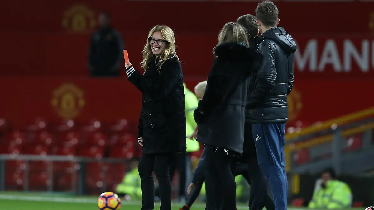 November 27, 2016 - Manchester, United Kingdom - Film Star Julia Roberts films her children playing football on the Old Trafford turf during the Premier League match at the Old Trafford Stadium, Manchester. Picture date: November 27th, 2016. Pic Simon Bellis/Sportimage