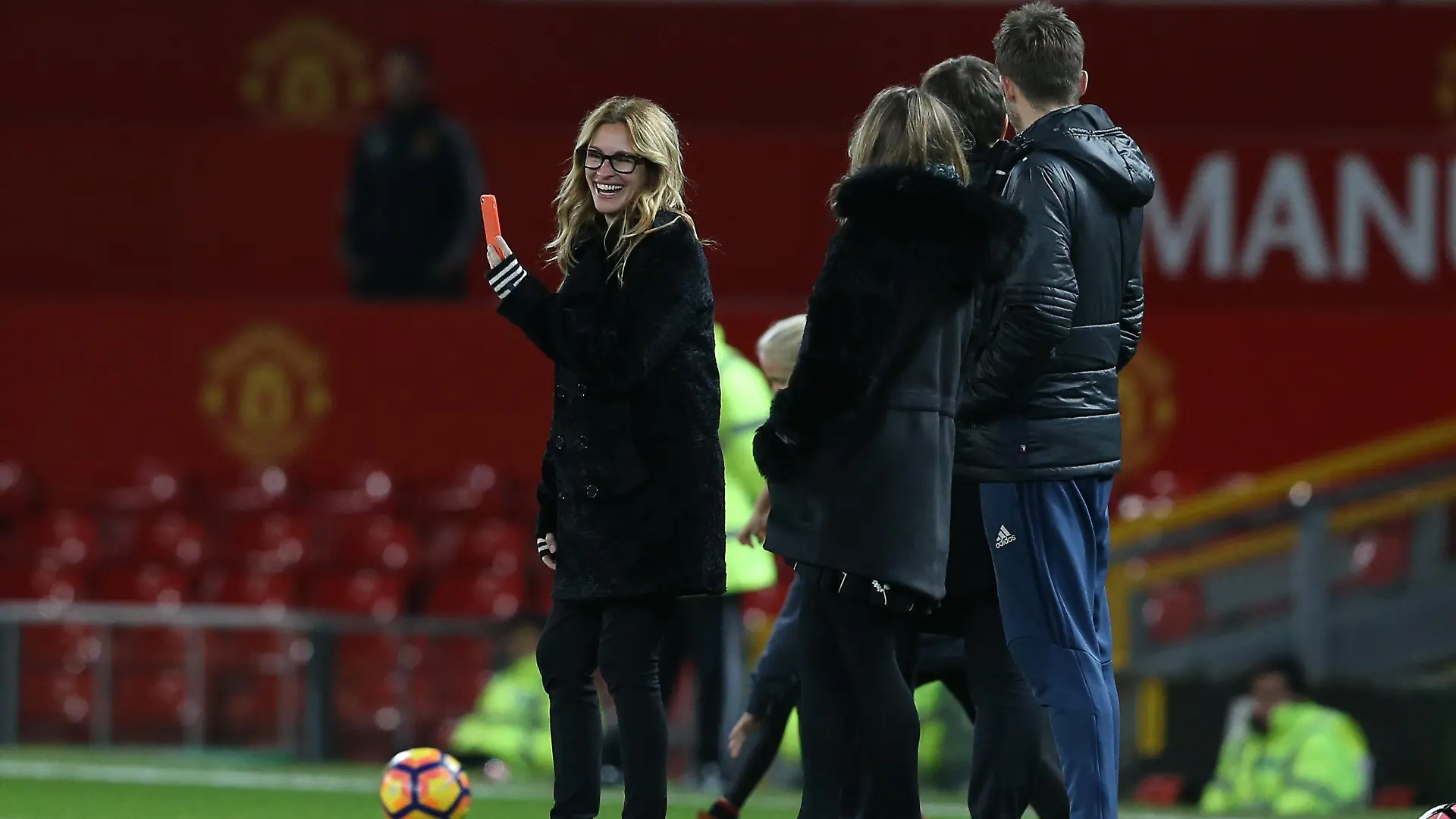 November 27, 2016 - Manchester, United Kingdom - Film Star Julia Roberts films her children playing football on the Old Trafford turf during the Premier League match at the Old Trafford Stadium, Manchester. Picture date: November 27th, 2016. Pic Simon Bellis/Sportimage