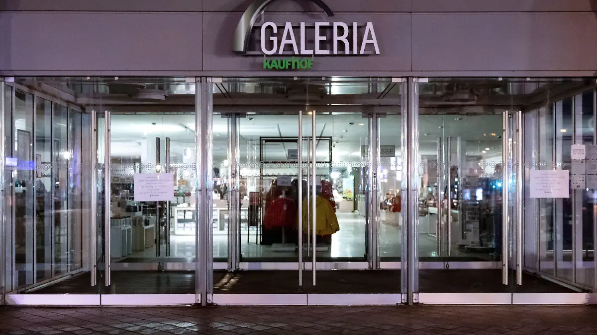 14.03.2023, Bayern, München: Das Logo von Galeria Karstadt Kaufhof ist an einer Filiale zu sehen. Der insolvente Kaufhaus-Konzern Galeria Karstadt Kaufhof macht im Freistaat bis Ende Januar 2024 fast die Hälfte der Häuser dicht. Die restlichen will er sanieren und stärker auf regionale Belange ausrichten. Foto: Sven Hoppe/dpa +++ dpa-Bildfunk +++