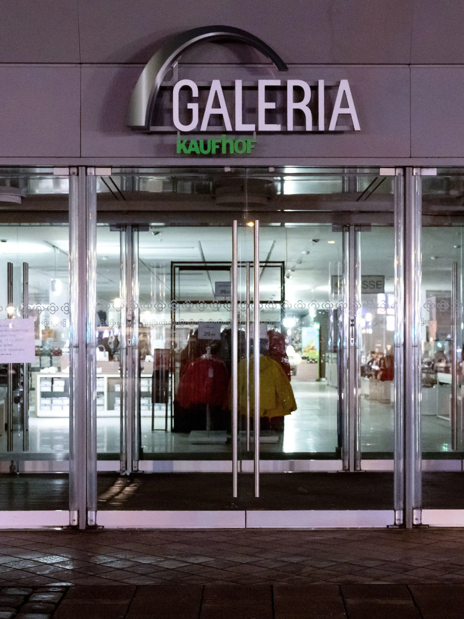 14.03.2023, Bayern, München: Das Logo von Galeria Karstadt Kaufhof ist an einer Filiale zu sehen. Der insolvente Kaufhaus-Konzern Galeria Karstadt Kaufhof macht im Freistaat bis Ende Januar 2024 fast die Hälfte der Häuser dicht. Die restlichen will er sanieren und stärker auf regionale Belange ausrichten. Foto: Sven Hoppe/dpa +++ dpa-Bildfunk +++