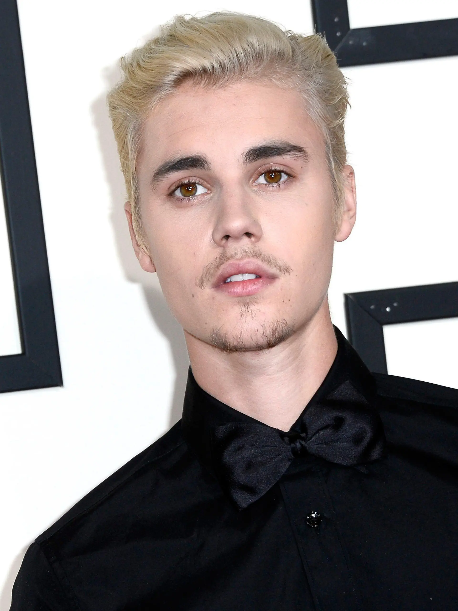 ARCHIV - 15.02.2016, USA, Los Angeles: Justin Bieber, Sänger aus Kanada, kommt zur 58. Grammy-Verleihung. (zu dpa: "Justin Bieber: Bin an Borreliose erkrankt") Foto: Paul Buck/epa/dpa +++ dpa-Bildfunk +++