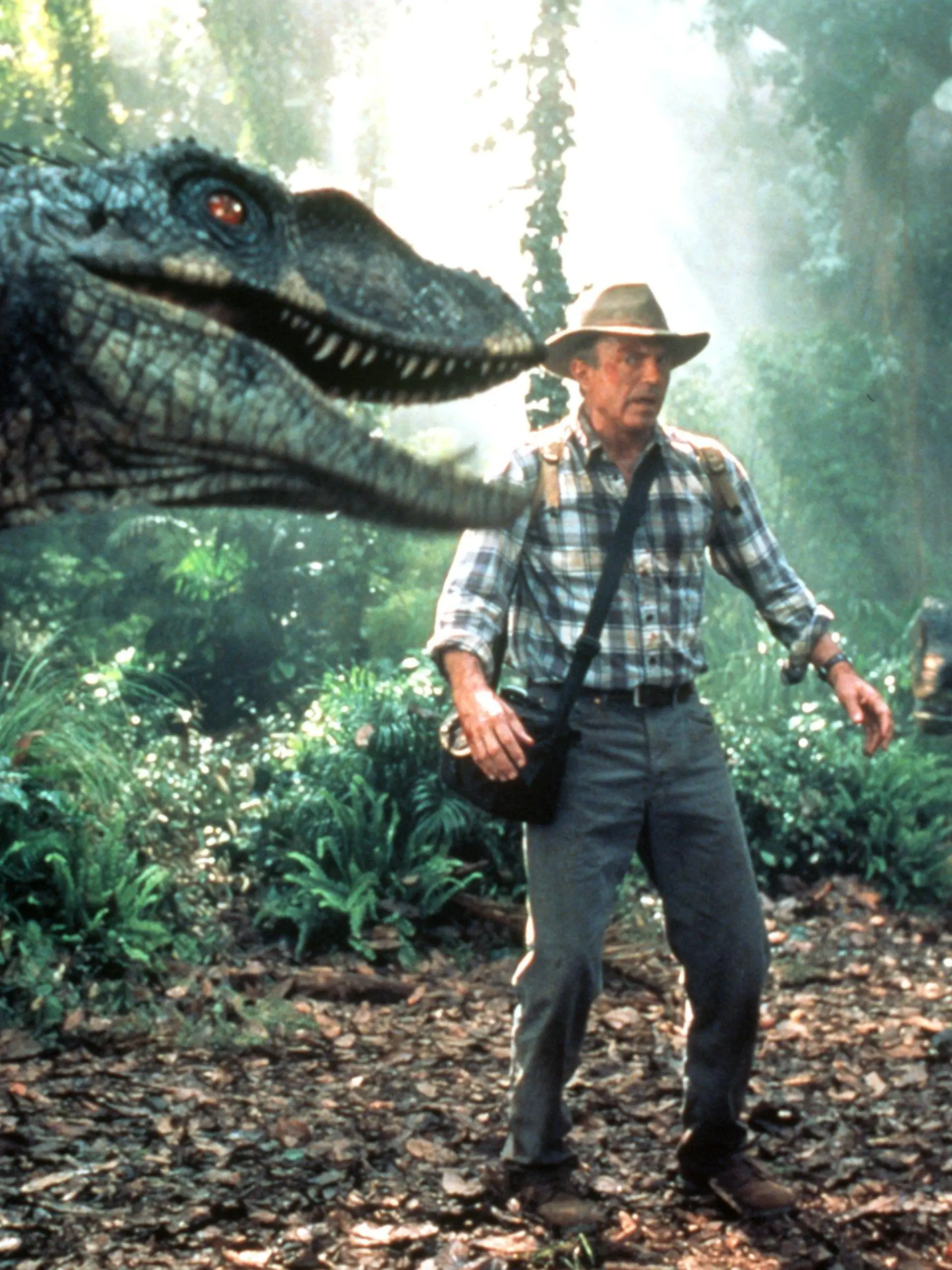 Der Paläontologe Alan Grant (Sam Neill) findet sich in einer Filmszene von "Jurassic Park III" plötzlich von einer Gruppe Dinosaurier umringt. Trotz anfänglichen Missmutes hatte sich der Wissenschaftler von Ehepaar Kirby zu einer Tour auf seine Forschungsinsel Isla Nublar überreden lassen. Was zu Beginn nur ein Ausflug in die prähistorische Vergangenheit werden sollte, endet in einer dramatischen Rettungsaktion des Kirby-Sohnes Eric.... Starttermin: 2.8.2001.