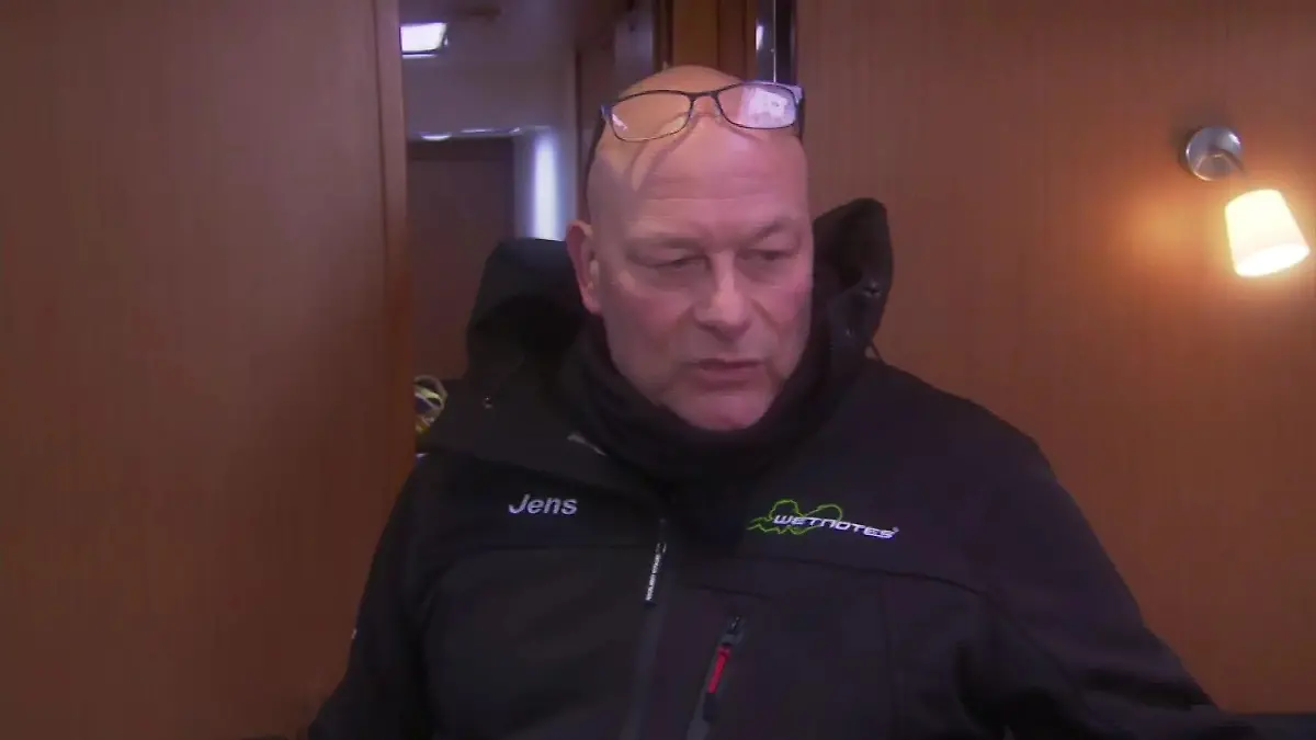Jens Höner ist pensionierte Kampfschwimmer der Bundeswehr. Er ist mit den RTL-Reportern auf dem Schiff und hat Zweifel an den bisher angenommenen Abläufen.