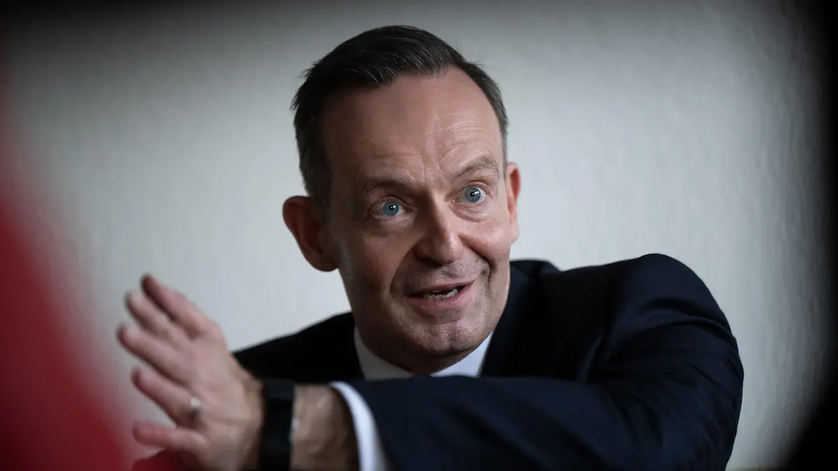 10.03.2023, Rheinland-Pfalz, Mainz: Volker Wissing (FDP), Bundesminister für Verkehr und Digitales, spricht während eines Interviews. In einem Interview mit DPA äußerte sich Wissing zur Preisdebatte um das 49-Euro-Ticket und zum Thema E-Fuels. Foto: Sebastian Gollnow/dpa +++ dpa-Bildfunk +++