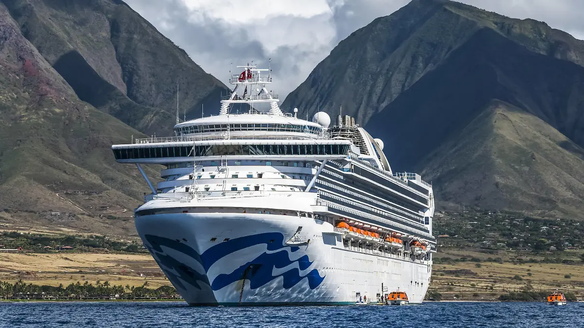  Grand Princess Cruise Ship moored along the coastline of Lahaina, Maui Lahaina, Maui, Hawaii, United States of America PUBLICATIONxINxGERxSUIxAUTxONLY Copyright: DavidxHoffmannxPhotography 12550644