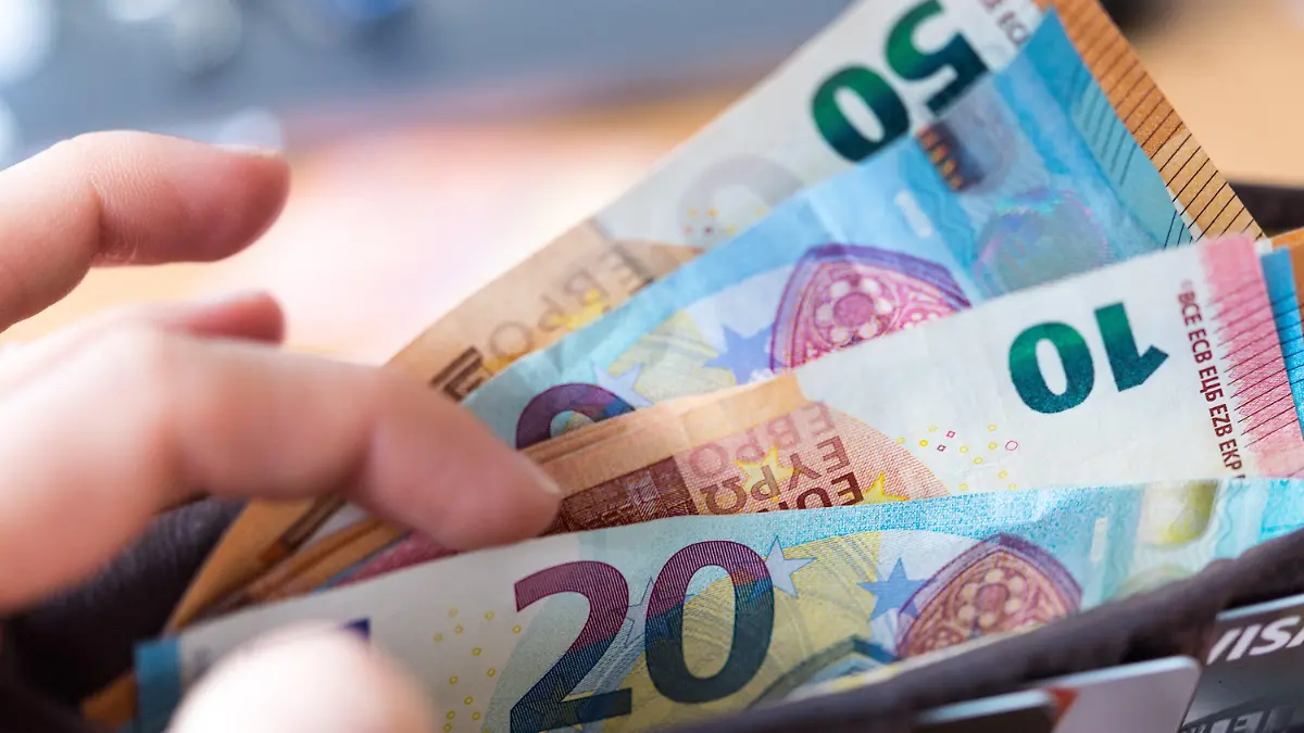 ARCHIV - 04.12.2018, Sachsen, Dresden: Eine Frau hält eine Geldbörse mit Banknoten in der Hand. (zu dpa «Bürgergeld, Rentenerhöhung, 49-Euro-Ticket: Das ändert sich 2023») Foto: Monika Skolimowska/dpa-Zentralbild/dpa +++ dpa-Bildfunk +++