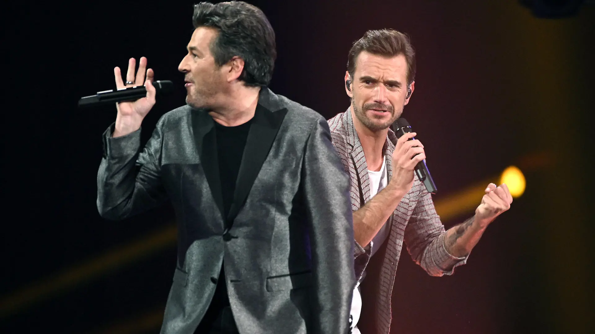 ARCHIV - 02.11.2019, Nordrhein-Westfalen, Dortmund: Die Sänger Florian Silbereisen (r) und Thomas Anders stehen bei der ARD Fernsehschow "Schlagerbooom 2019" in der Westfalenhalle auf der Bühne. Sie verschieben die Veröffentlichung ihres ersten gemeinsamen Albums «Schlagerlovestory 2020». Schuld ist das neuartige Coronavirus. Foto: Henning Kaiser/dpa +++ dpa-Bildfunk +++