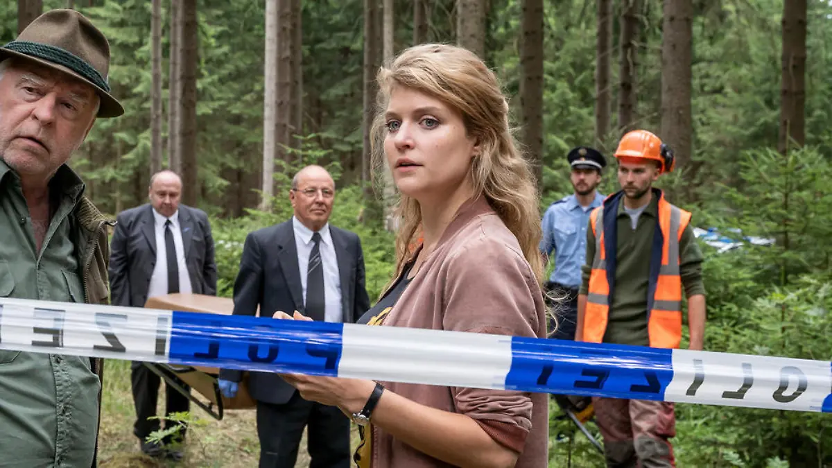 Das hält "Erzgebirgskrimi"-Star Lara Mandoki von Liebe am Arbeitsplatz
