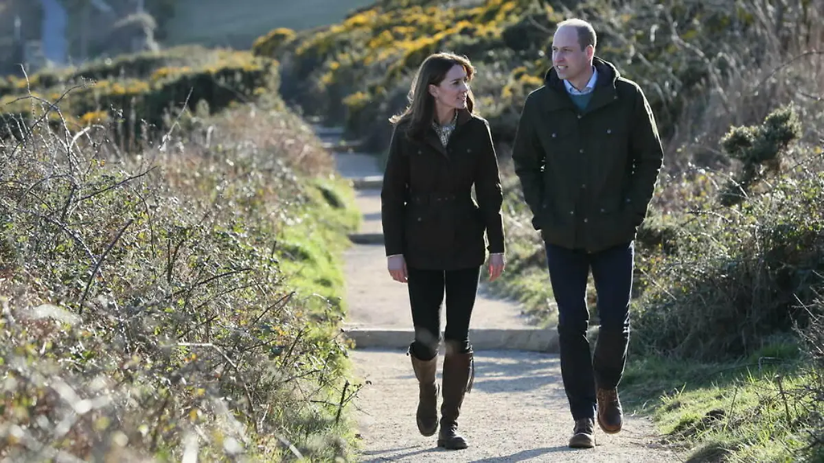 Hier strahlen William und Kate an der Küste Irlands