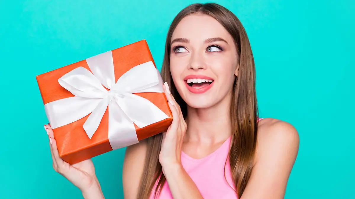 Frau mit Geschenk