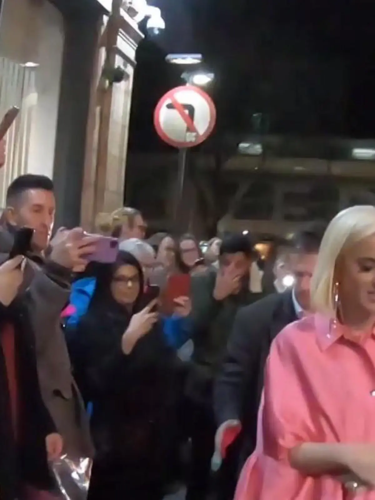 Bild zu: "Was versteckt Katy Perry unter diesem Kleid?"