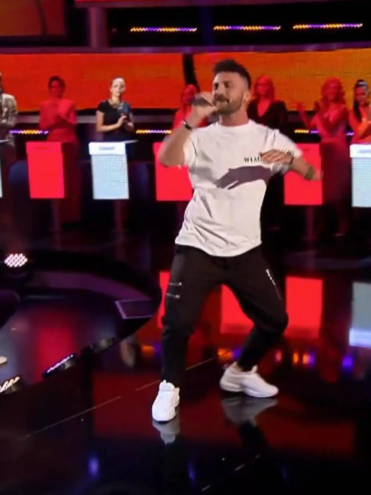 Bild zu: "Mit Reggaeton heizt der Italiener den Damen mächtig ein"