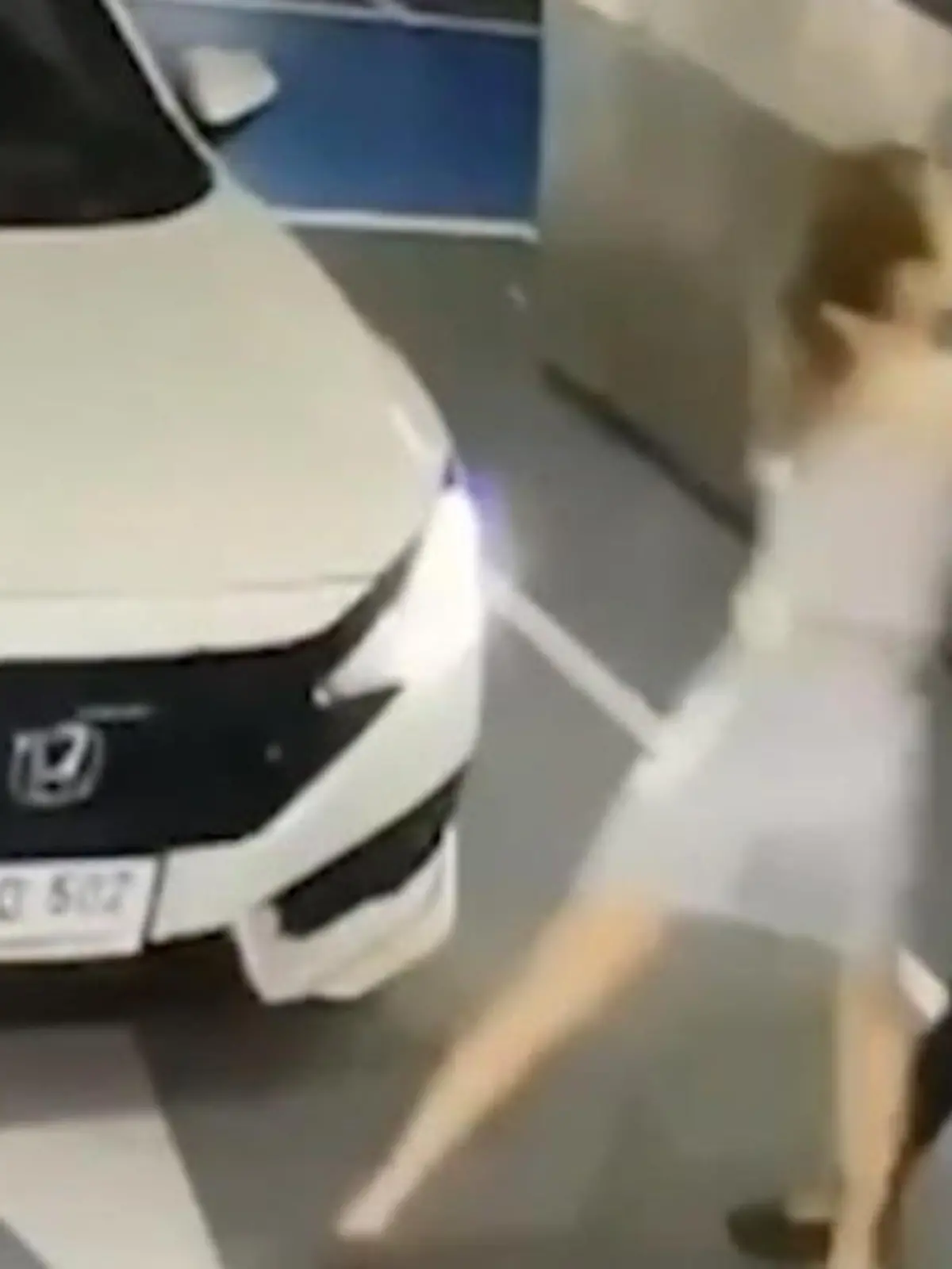 Eine Frau findet in einem Parkhaus in Bangkok die Ausfahrt nicht. Anstatt zu fragen, rastet sie völlig aus und aud schlägt die Angestellte.