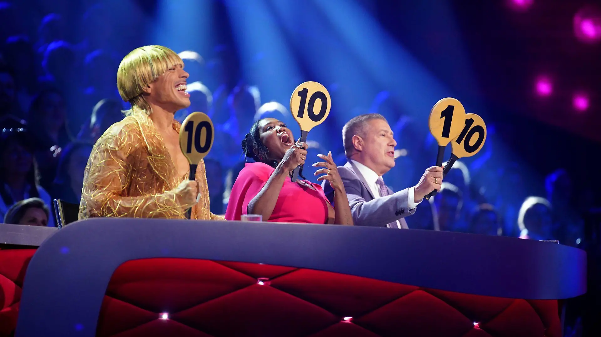 Die Jury mit Jorge González (l.), Motsi Mabuse und Joachim Llambi vergibt 30 Punkte für den Slowfox von Anna Ermakova und Valentin Lusin.
Die Verwendung des sendungsbezogenen Materials ist nur mit dem Hinweis und Verlinkung auf RTL+ gestattet.