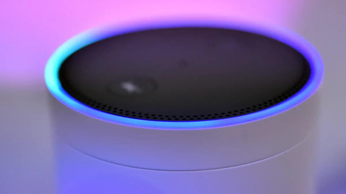 ARCHIV - 01.09.2017, Berlin: Der Lautsprecher Amazon Echo - mit dem Alexa Voice Service - steht auf der IFA in Berlin. Der Sprachassistent «Alexa» von Amazon birgt nach Einschätzung des Wissenschaftlichen Dienstes des Bundestags Risiken für Minderjährige und unbeteiligte Besucher. Foto: Britta Pedersen/zb/dpa +++ dpa-Bildfunk +++