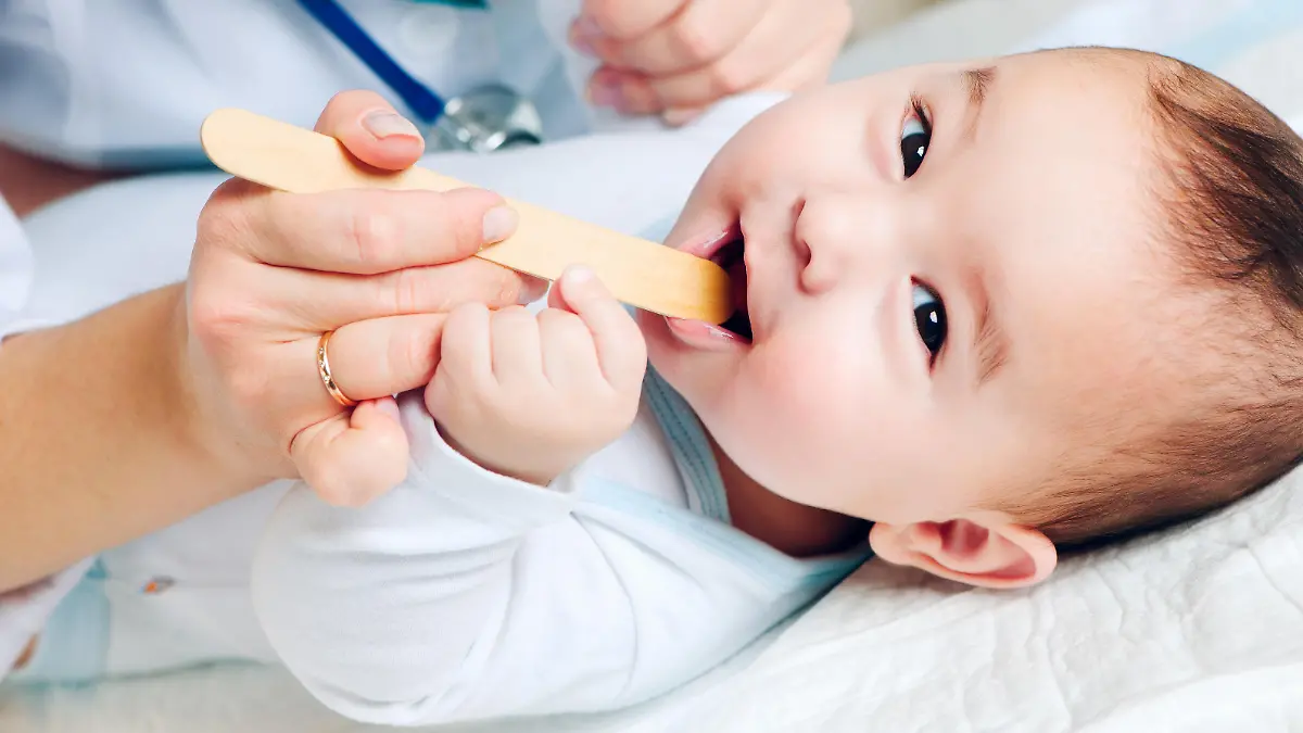 Baby beim Zahnarzt