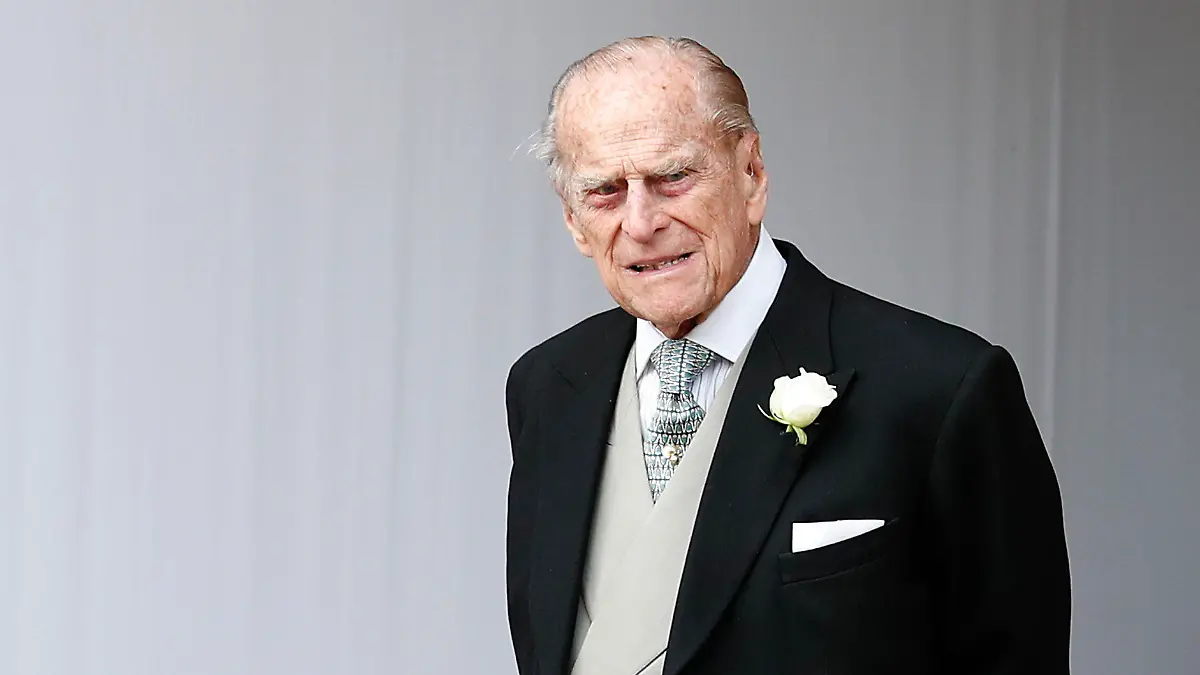 ARCHIV - 12.10.2018, Großbritannien, Windsor: Der britische Prinz Philip steht in der St. George's Chapel im Schloss Windsor bei der Hochzeit von Prinzessin Eugenie von York und Jack Brooksbank. Der Prinz ist in ein Londoner Krankenhaus gebracht worden. Es handele sich um eine Vorsichtsmaßnahme seines Arztes. Der Royal soll einige Tage im Krankenhaus bleiben. Foto: Alastair Grant/AP Pool/AP/dpa +++ dpa-Bildfunk +++