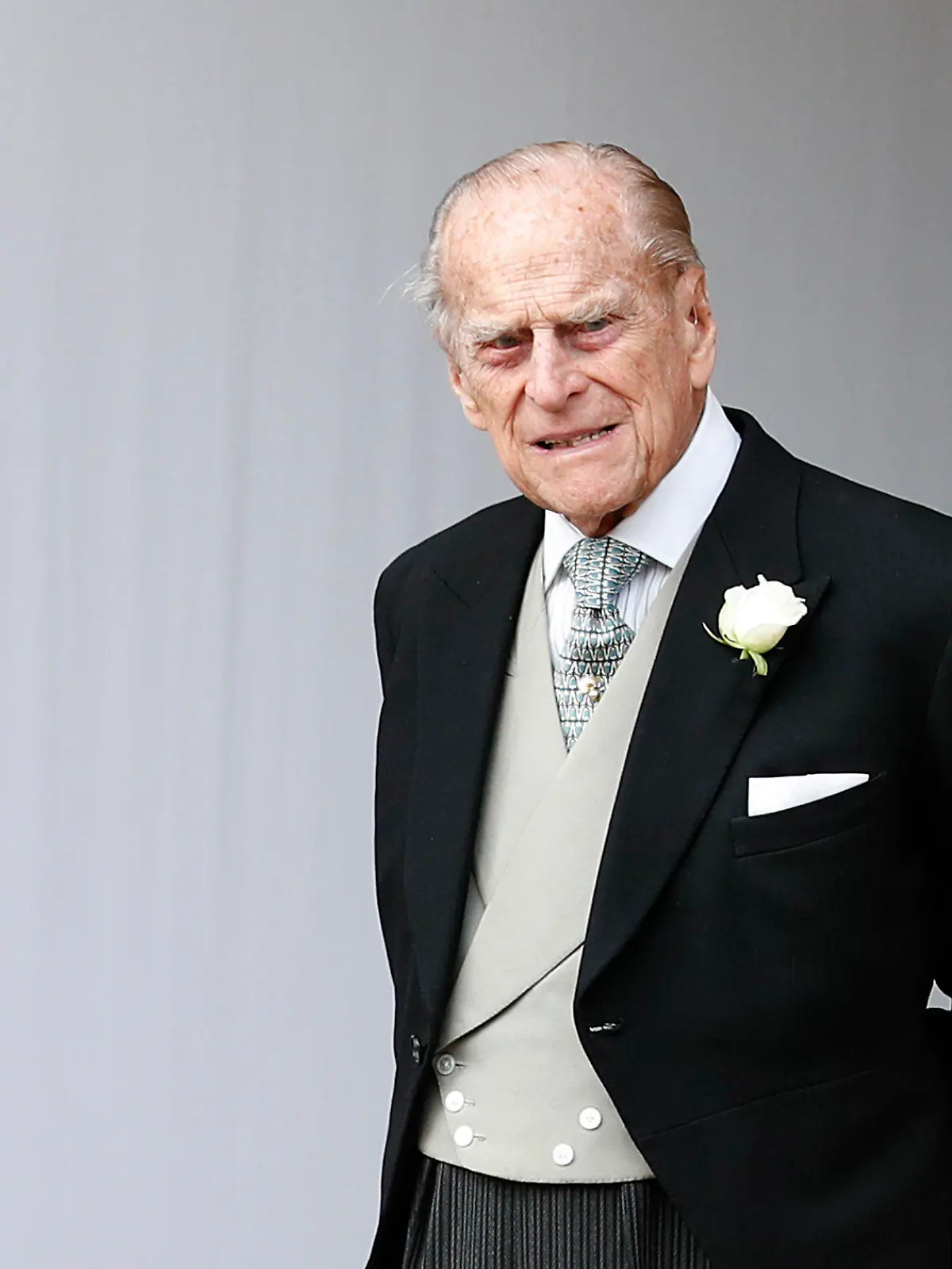 ARCHIV - 12.10.2018, Großbritannien, Windsor: Der britische Prinz Philip steht in der St. George's Chapel im Schloss Windsor bei der Hochzeit von Prinzessin Eugenie von York und Jack Brooksbank. Der Prinz ist in ein Londoner Krankenhaus gebracht worden. Es handele sich um eine Vorsichtsmaßnahme seines Arztes. Der Royal soll einige Tage im Krankenhaus bleiben. Foto: Alastair Grant/AP Pool/AP/dpa +++ dpa-Bildfunk +++