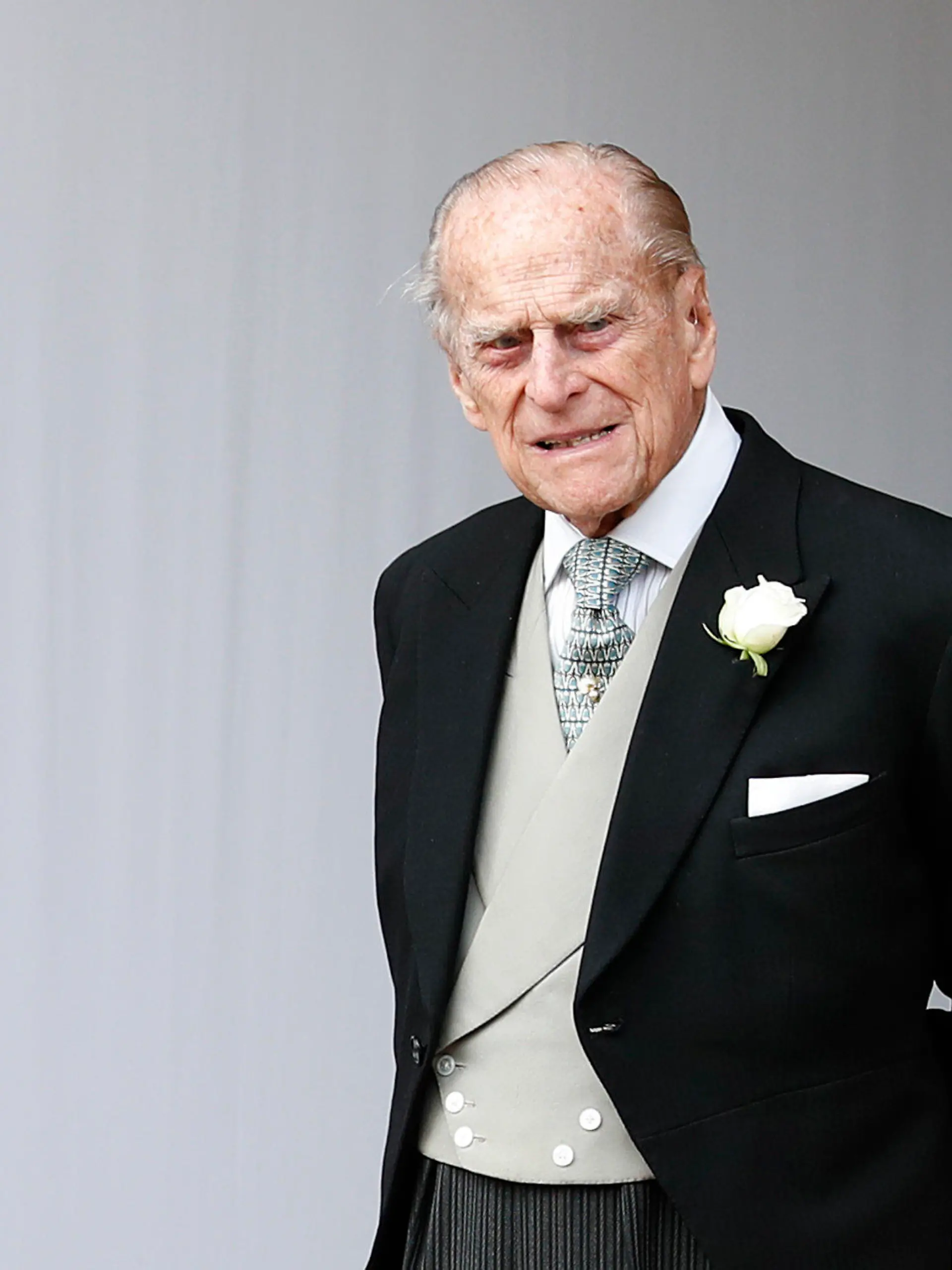 ARCHIV - 12.10.2018, Großbritannien, Windsor: Der britische Prinz Philip steht in der St. George's Chapel im Schloss Windsor bei der Hochzeit von Prinzessin Eugenie von York und Jack Brooksbank. Der Prinz ist in ein Londoner Krankenhaus gebracht worden. Es handele sich um eine Vorsichtsmaßnahme seines Arztes. Der Royal soll einige Tage im Krankenhaus bleiben. Foto: Alastair Grant/AP Pool/AP/dpa +++ dpa-Bildfunk +++