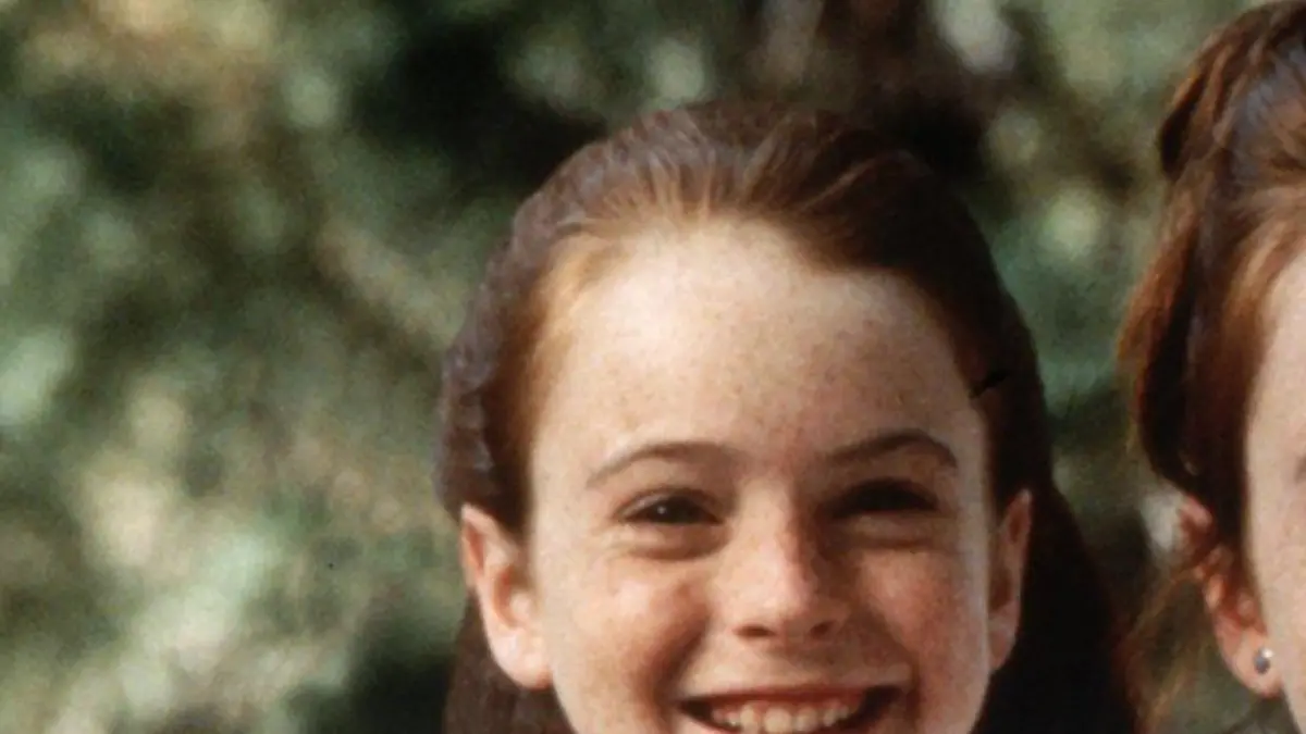 Szene aus dem neuen Kinofilm "Ein Zwilling kommt selten allein" mit Lindsay Lohan, die die Zwillinge Hallie und Annie darstellt. Die Grundlage für die Komödie lieferte der Klassiker "Das doppelte Lottchen" von Erich Kästner. Inhalt: Das Zwillingspaar Hallie und Annie trifft sich zum erstenmal in ihrem Leben in einem Feriencamp. Die beiden beäugen sich kritisch und werden schließlich dicke Freundinnen, die beschließen Mutter (Natasha Richardson) und Vater (Dennis Quaid) wieder zusammen zu bringen. Dafür hecken die beiden einen "verwechslungsreichen" Plan aus...Start: 29.10.1998