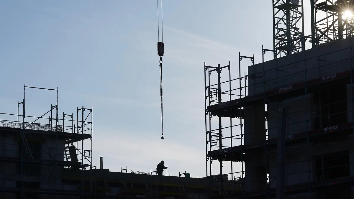 ARCHIV - 01.03.2023, Hamburg: Bauarbeiter arbeiten auf der Baustelle des neuen Stadtquartiers Kolbenhöfe in Hamburg-Ottensen. Wer eine Immobilie kaufen will, muss wieder mit deutlich gestiegenen Zinsen rechnen. (zu dpa «Bauzinsen steigen über vier Prozent - Aufwärtsdruck erwartet») Foto: Marcus Brandt/dpa +++ dpa-Bildfunk +++