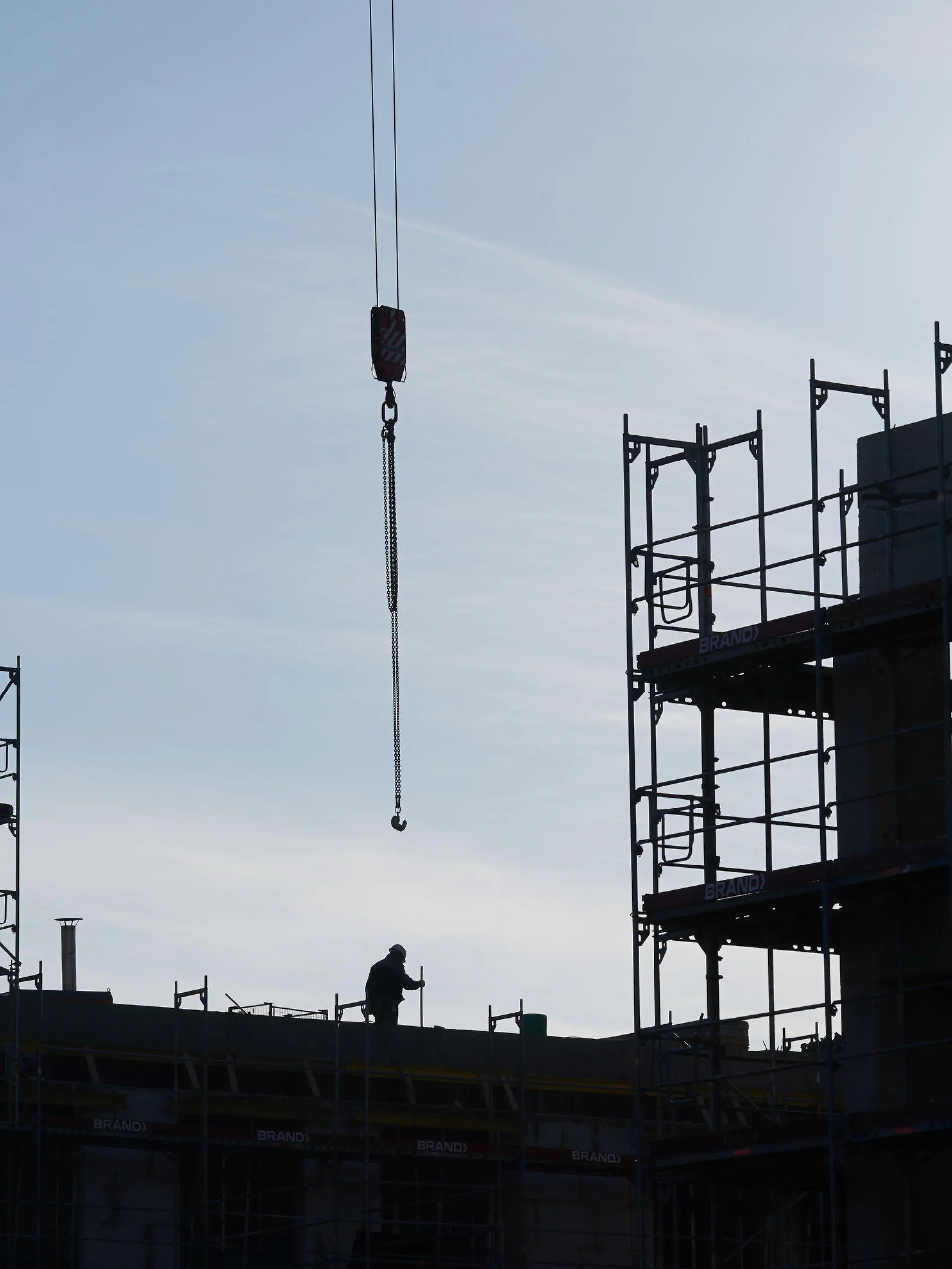 ARCHIV - 01.03.2023, Hamburg: Bauarbeiter arbeiten auf der Baustelle des neuen Stadtquartiers Kolbenhöfe in Hamburg-Ottensen. Wer eine Immobilie kaufen will, muss wieder mit deutlich gestiegenen Zinsen rechnen. (zu dpa «Bauzinsen steigen über vier Prozent - Aufwärtsdruck erwartet») Foto: Marcus Brandt/dpa +++ dpa-Bildfunk +++