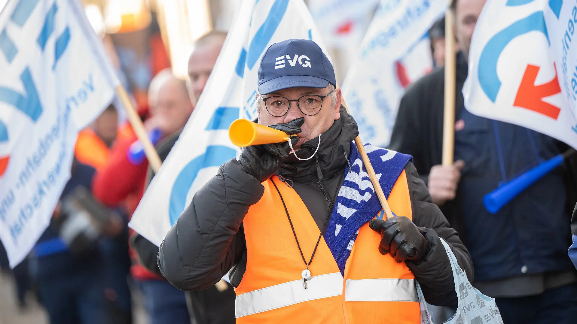 ARCHIV - 28.02.2023, Hessen, Fulda: Arbeiter der Deutschen Bahn demonstrieren vor der ersten Runde der Tarifverhandlungen zwischen der Gewerkschaft EVG und der Deutsche Bahn AG vor dem Verhandlungsgebäude. Nach dem komplizierten Verhandlungsauftakt zwischen der Deutschen Bahn und der Eisenbahn- und Verkehrsgewerkschaft (EVG) hat der Konzern ein Tarifangebot in Aussicht gestellt. (Zu dpa «Bahn stellt Tarifangebot in Verhandlungen mit EVG in Aussicht»9 Foto: Sebastian Gollnow/dpa +++ dpa-Bildfunk +++