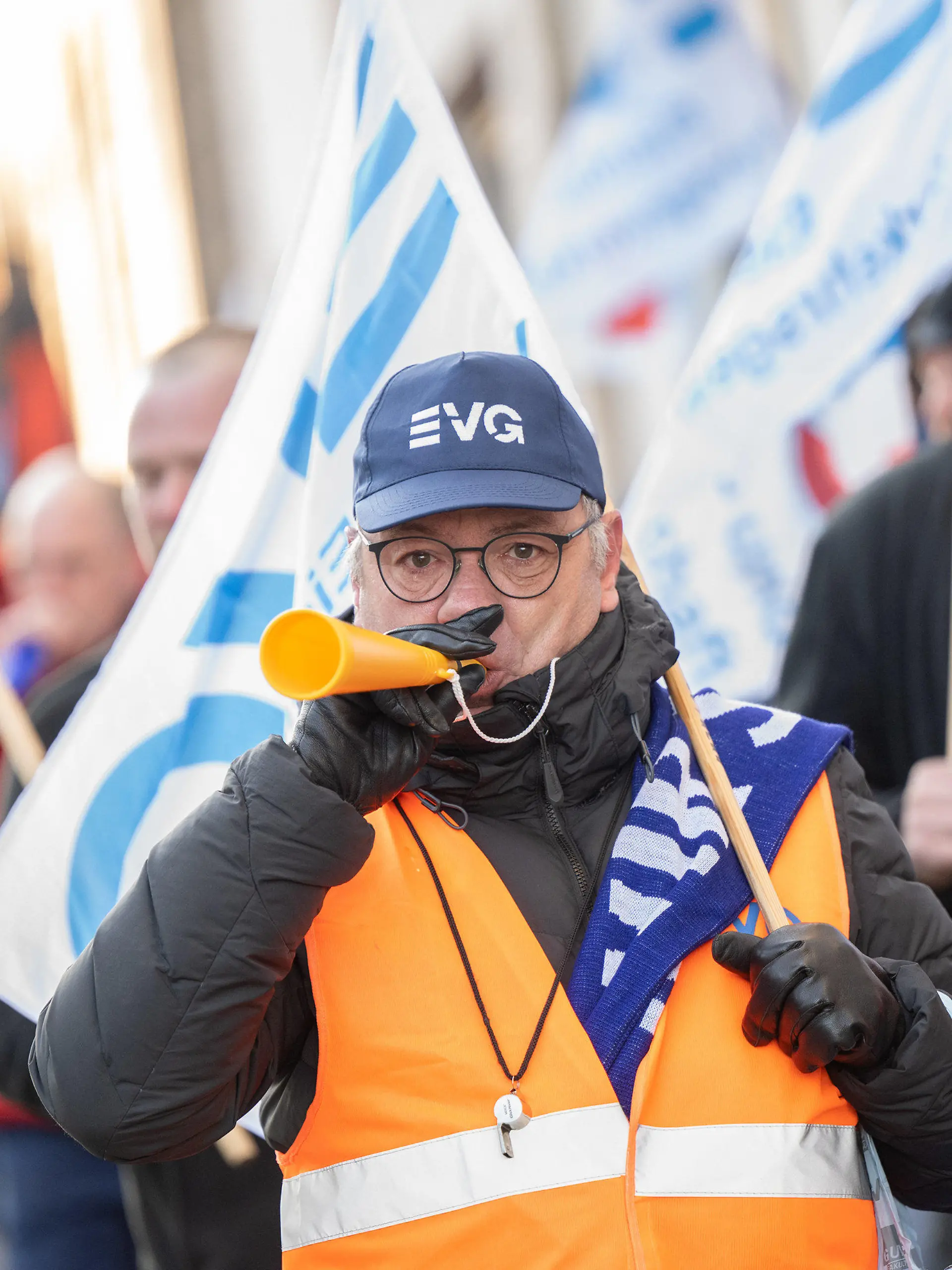 ARCHIV - 28.02.2023, Hessen, Fulda: Arbeiter der Deutschen Bahn demonstrieren vor der ersten Runde der Tarifverhandlungen zwischen der Gewerkschaft EVG und der Deutsche Bahn AG vor dem Verhandlungsgebäude. Nach dem komplizierten Verhandlungsauftakt zwischen der Deutschen Bahn und der Eisenbahn- und Verkehrsgewerkschaft (EVG) hat der Konzern ein Tarifangebot in Aussicht gestellt. (Zu dpa «Bahn stellt Tarifangebot in Verhandlungen mit EVG in Aussicht»9 Foto: Sebastian Gollnow/dpa +++ dpa-Bildfunk +++