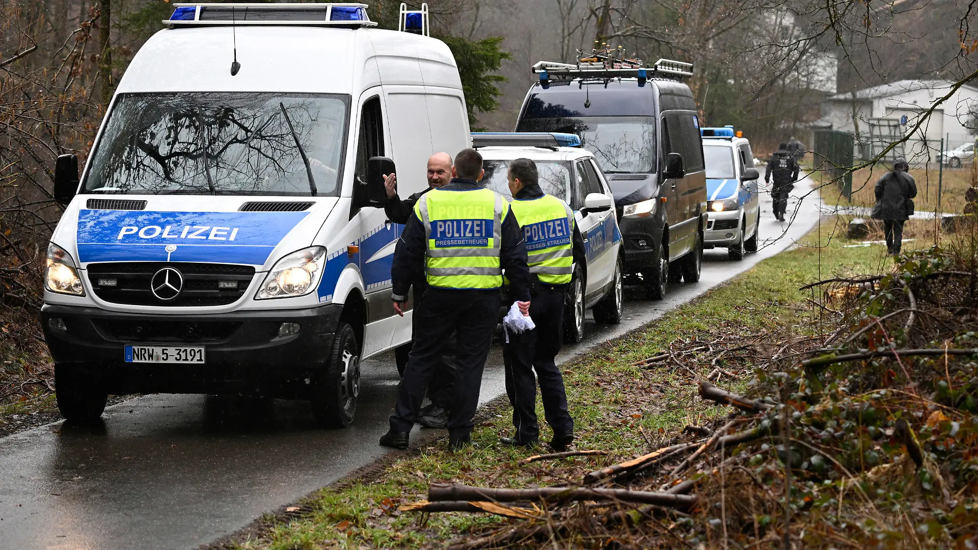 14.03.2023, Nordrhein-Westfalen, Freudenberg: Polizisten suchen am Fundort des getöteten Mädchens Luise nach weiteren Hinweisen. Bei der Obduktion der Leiche sind zahlreiche Messerstiche festgestellt worden. Das zwölfjährige Mädchen war am Sonntag tot in der Nähe eines Radweges auf rheinland-pfälzischem Gebiet unmittelbar an der Landesgrenze zu Nordrhein-Westfalen gefunden worden. Das Kind war am Samstag als vermisst gemeldet worden. Foto: Roberto Pfeil/dpa +++ dpa-Bildfunk +++