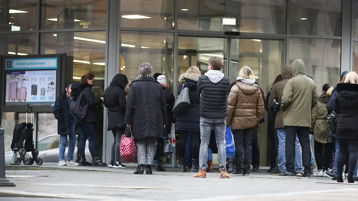 09.03.2020, Nordrhein-Westfalen, Düsseldorf: Menschen stehen vor Öffnung einer Aldi-Filiale vor dem Eingang. Aldi will ab Montag Hygiene-Handgel, Desinfektionsspray und Hygienetücher als Aktionsware verkaufen. Foto: Martin Gerten/dpa +++ dpa-Bildfunk +++