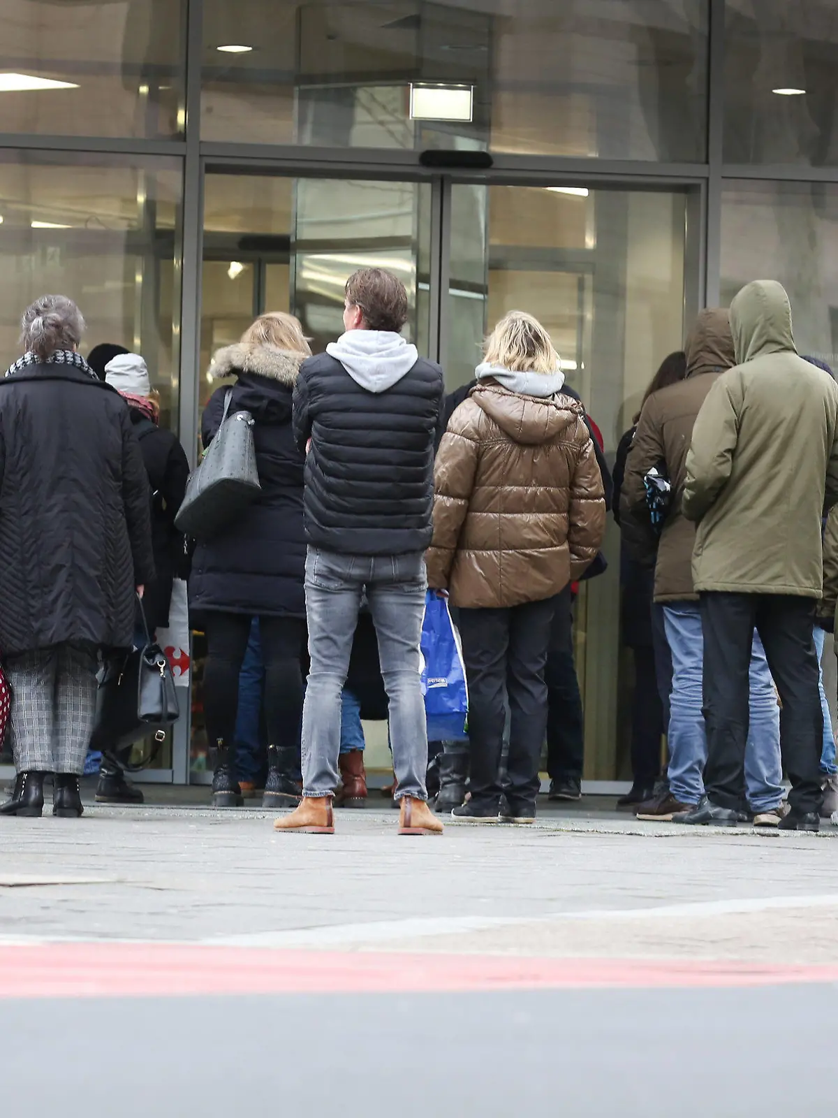 09.03.2020, Nordrhein-Westfalen, Düsseldorf: Menschen stehen vor Öffnung einer Aldi-Filiale vor dem Eingang. Aldi will ab Montag Hygiene-Handgel, Desinfektionsspray und Hygienetücher als Aktionsware verkaufen. Foto: Martin Gerten/dpa +++ dpa-Bildfunk +++