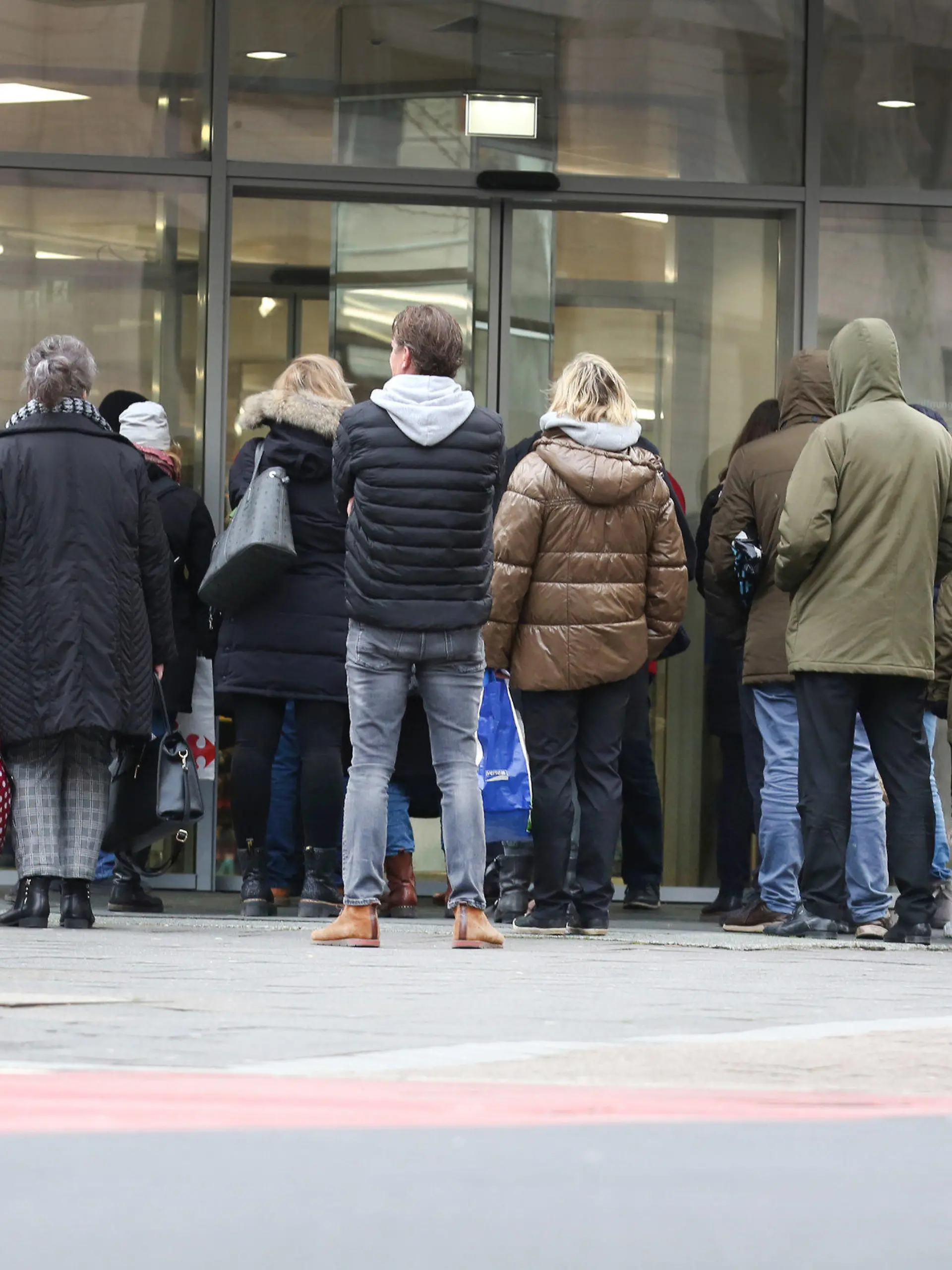 09.03.2020, Nordrhein-Westfalen, Düsseldorf: Menschen stehen vor Öffnung einer Aldi-Filiale vor dem Eingang. Aldi will ab Montag Hygiene-Handgel, Desinfektionsspray und Hygienetücher als Aktionsware verkaufen. Foto: Martin Gerten/dpa +++ dpa-Bildfunk +++