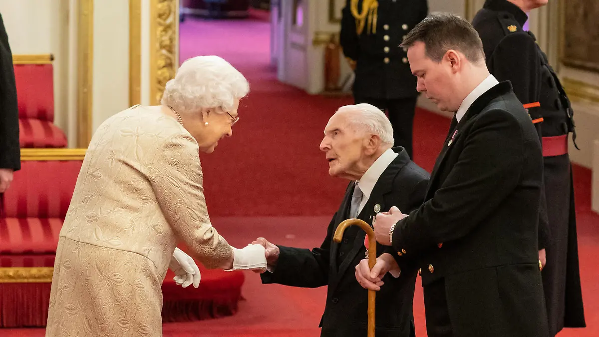 Queen Elizabeth II. trägt bei einer Ordensverleihung ab sofort Handschuhe.